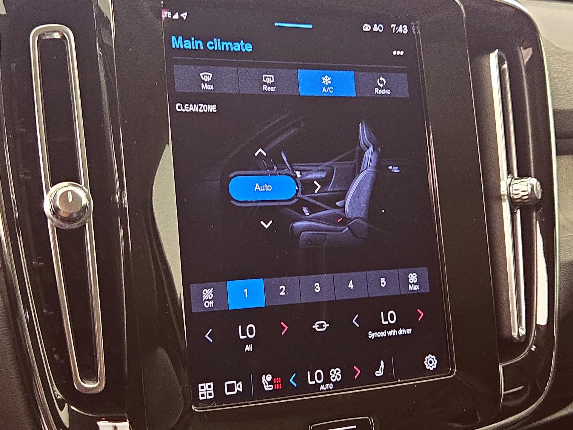 Thumbnail: 2023 Volvo XC40 - 17