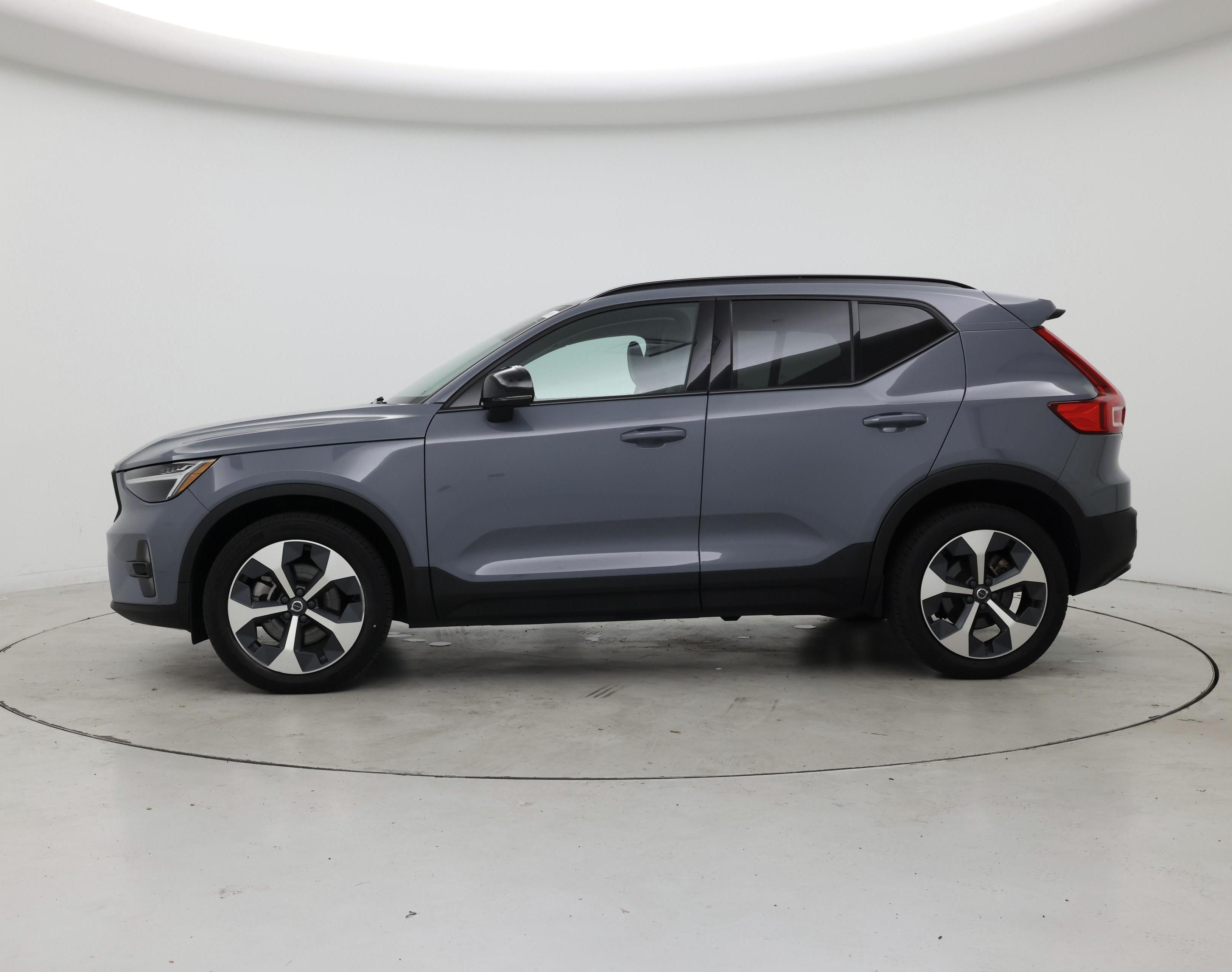 Thumbnail: 2023 Volvo XC40 - 3