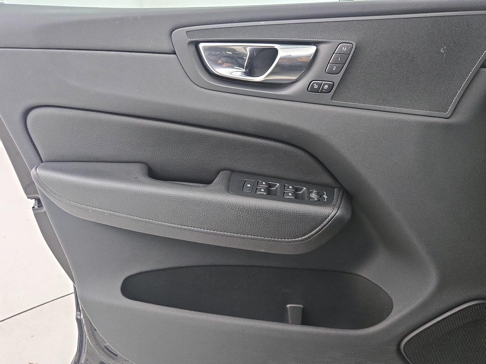 Thumbnail: 2022 Volvo XC60 - 12