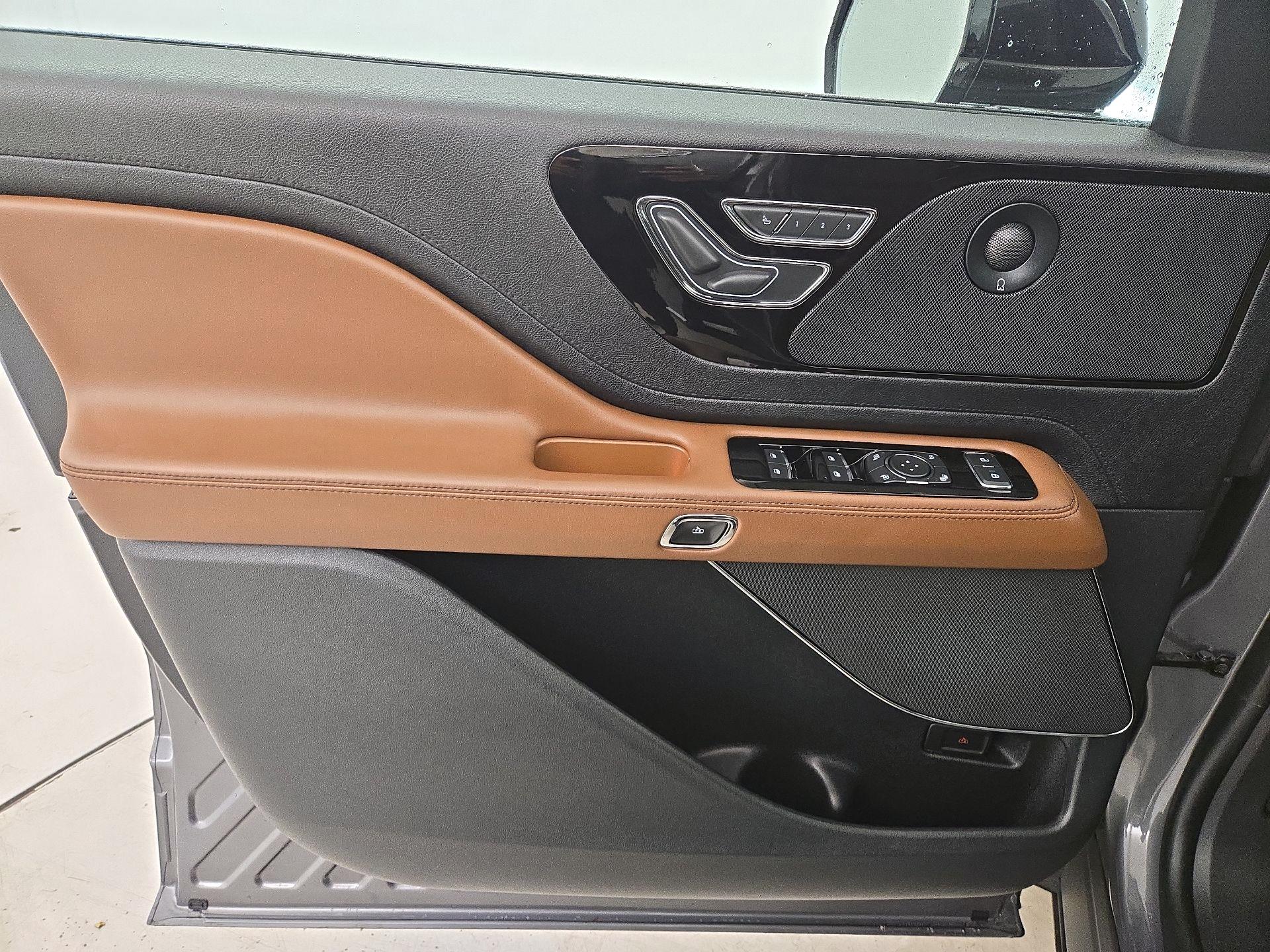 Thumbnail: 2022 Lincoln Aviator - 12