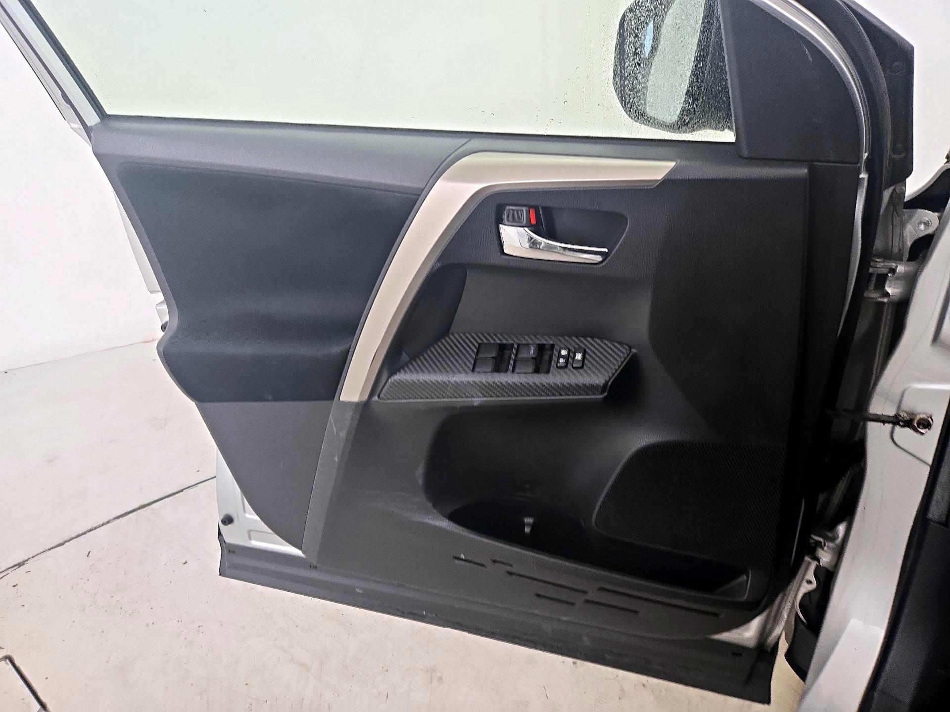 Thumbnail: 2015 Toyota RAV4 - 12