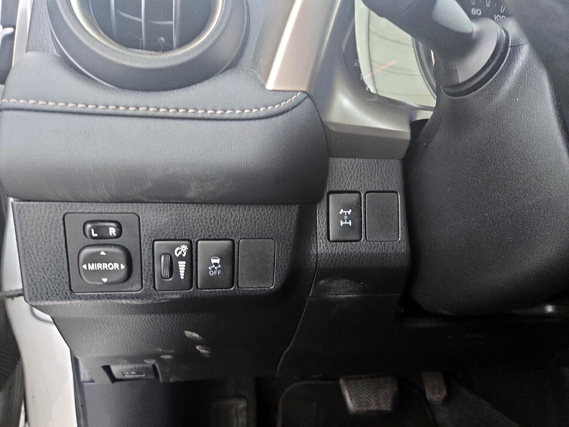 Thumbnail: 2015 Toyota RAV4 - 13