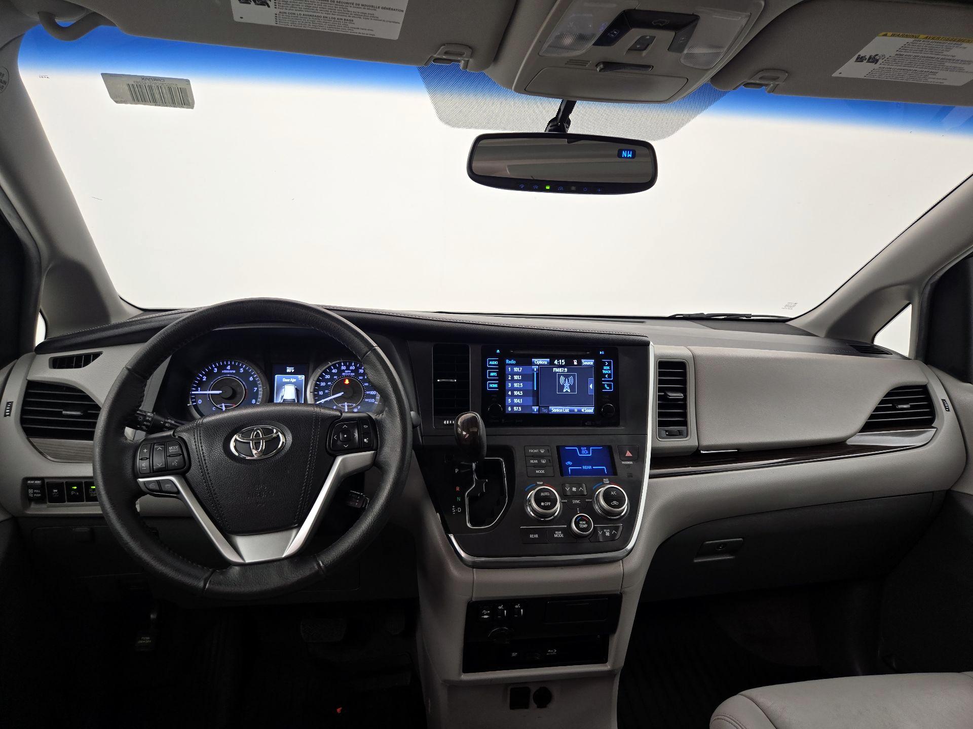 Thumbnail: 2017 Toyota Sienna - 9