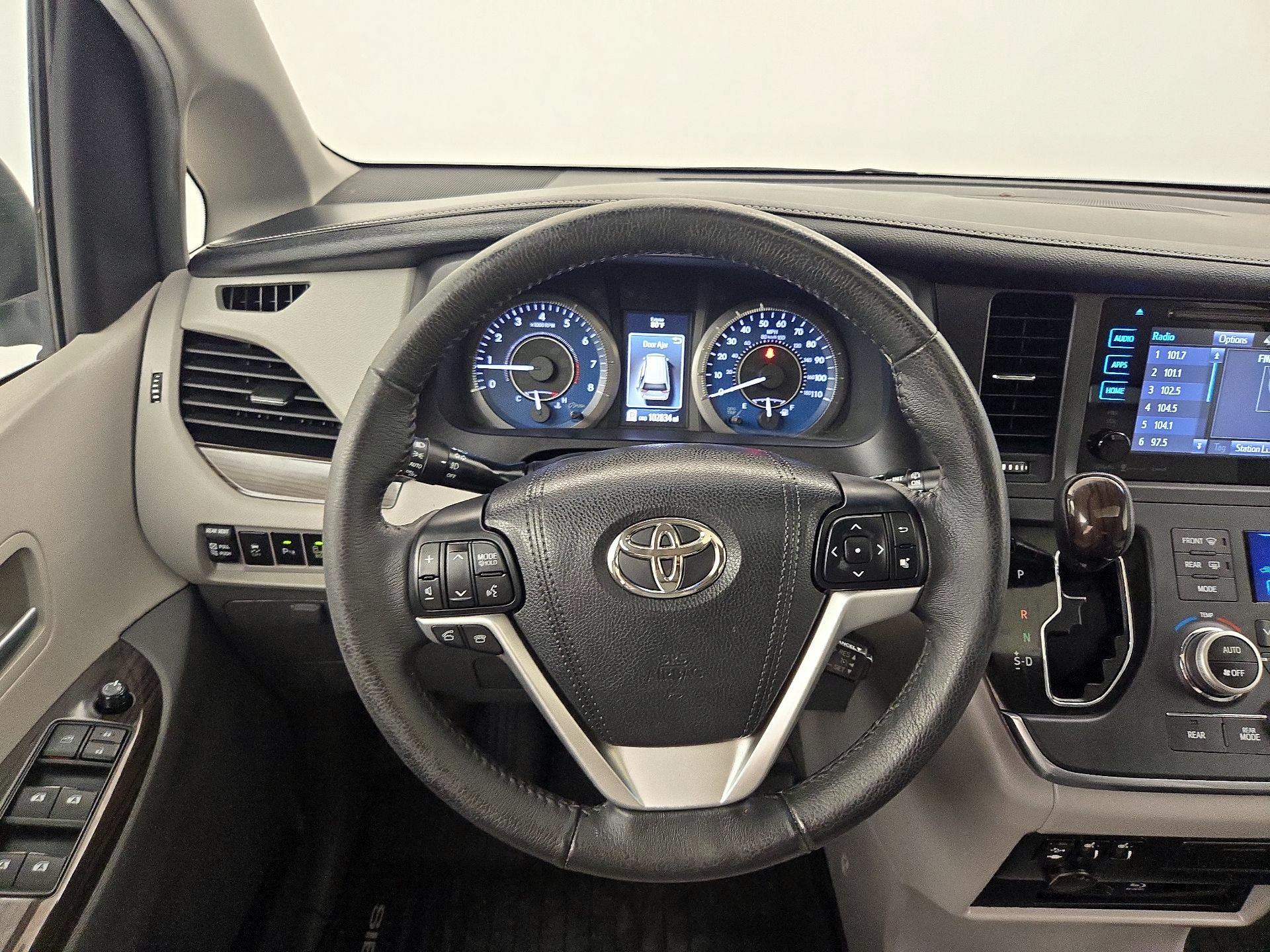 Thumbnail: 2017 Toyota Sienna - 10