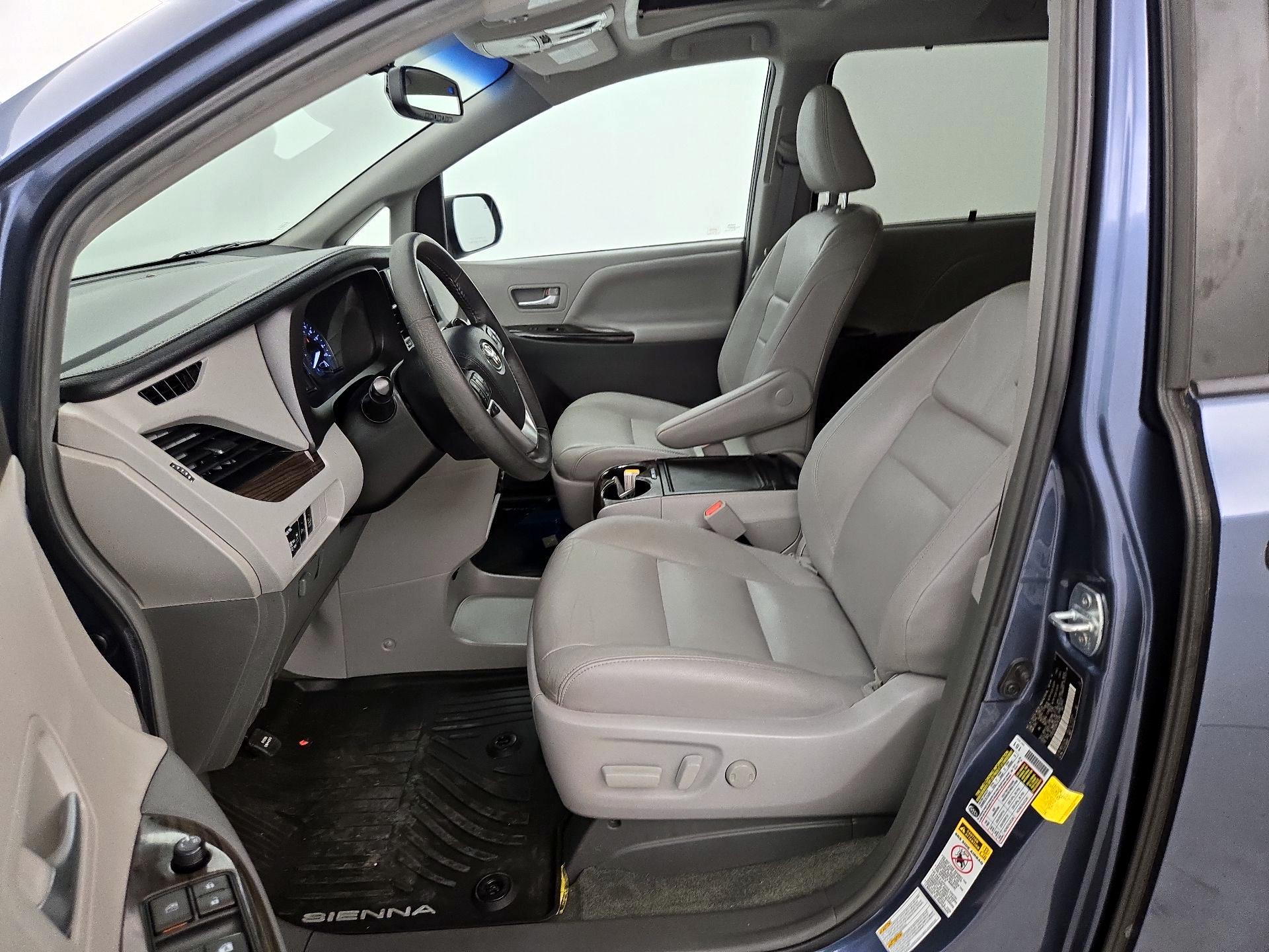 Thumbnail: 2017 Toyota Sienna - 11