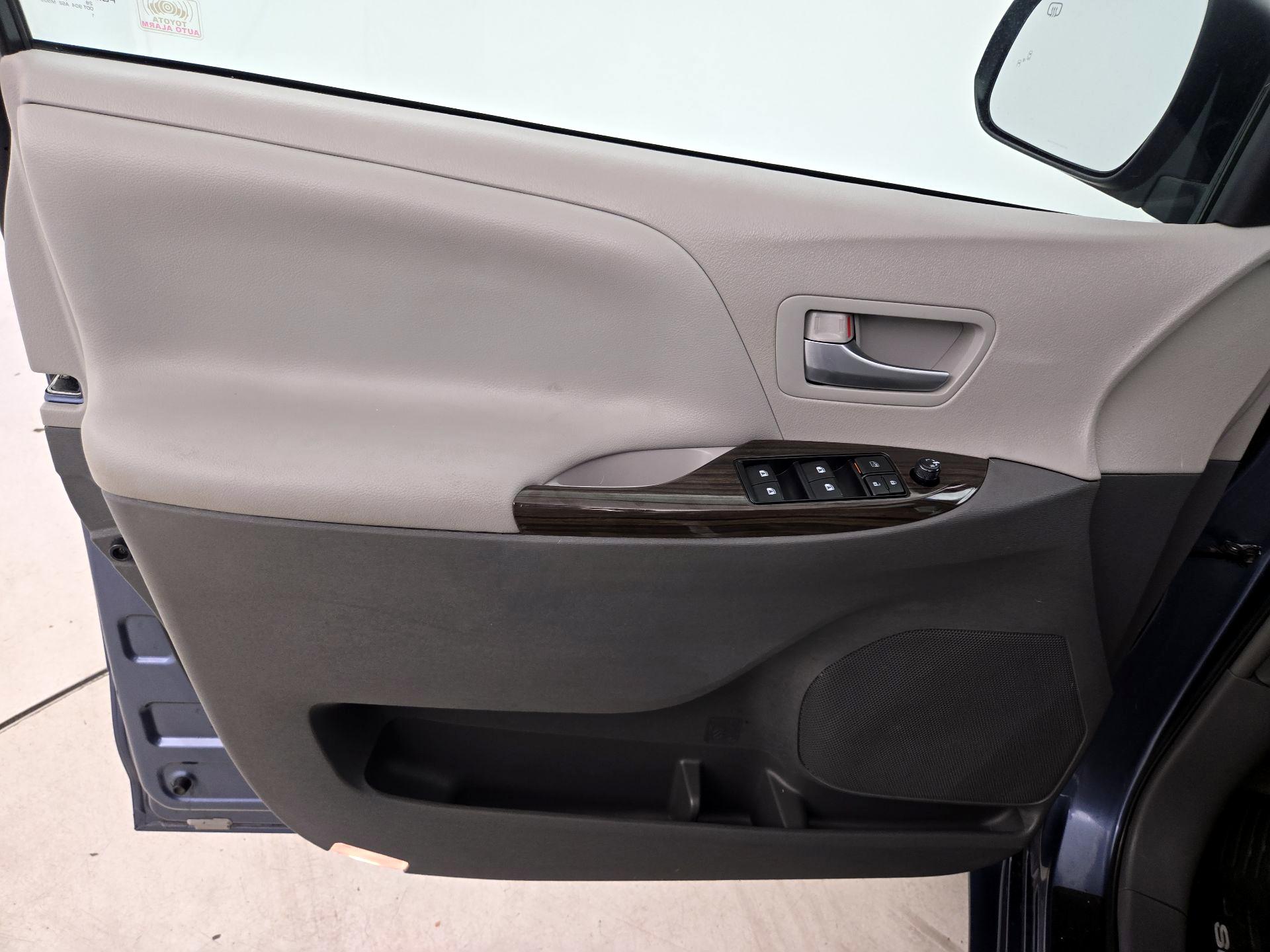 Thumbnail: 2017 Toyota Sienna - 12