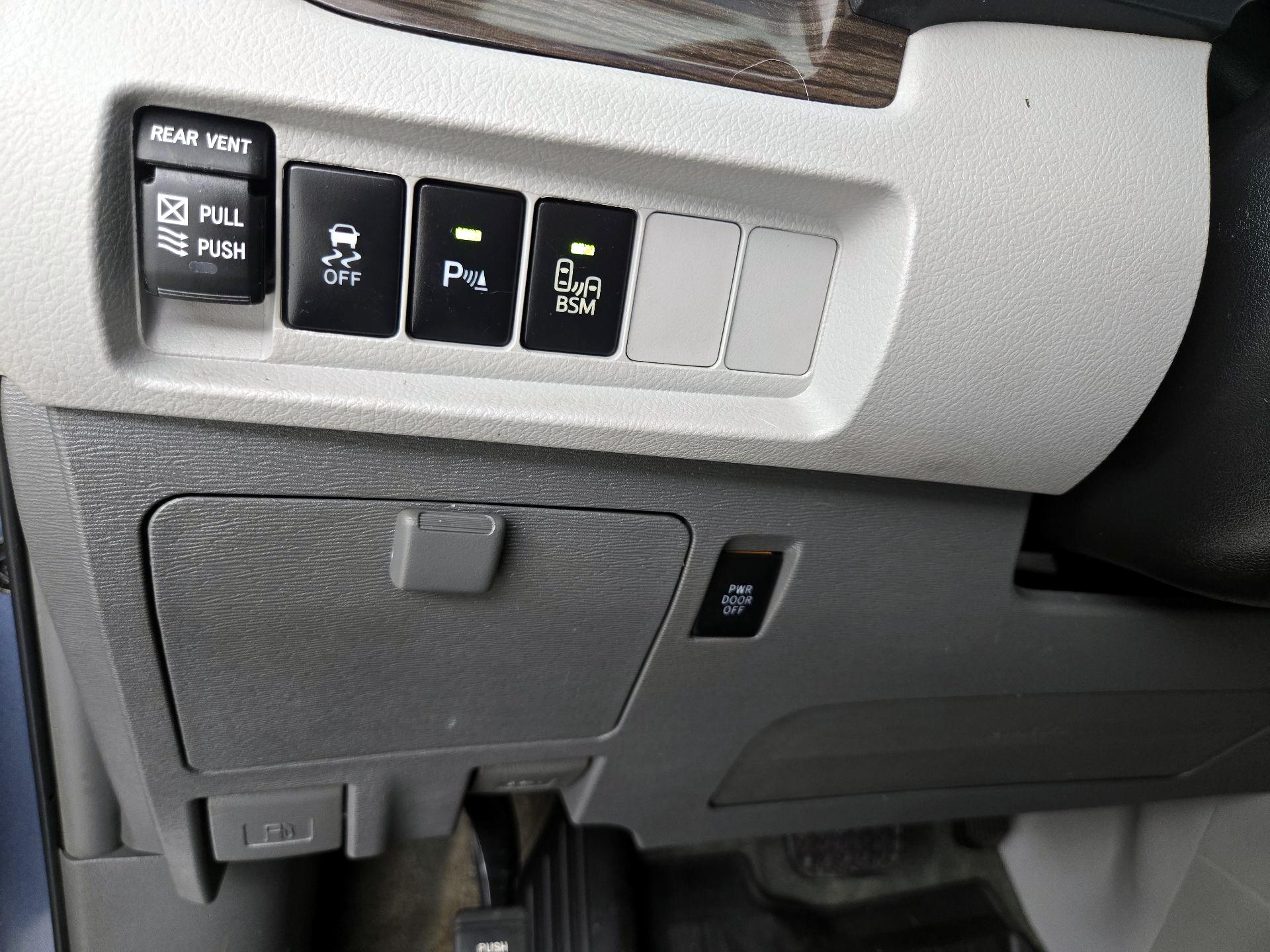 Thumbnail: 2017 Toyota Sienna - 13