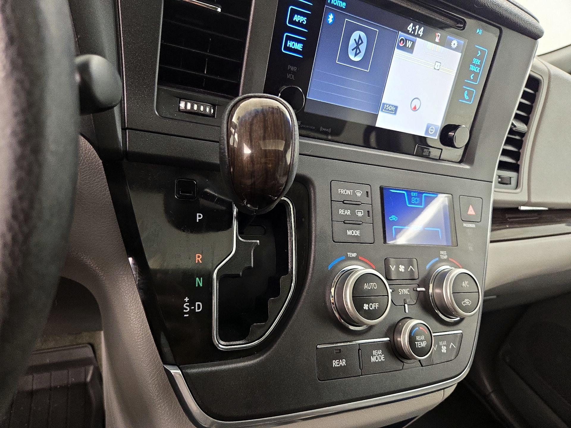 Thumbnail: 2017 Toyota Sienna - 17