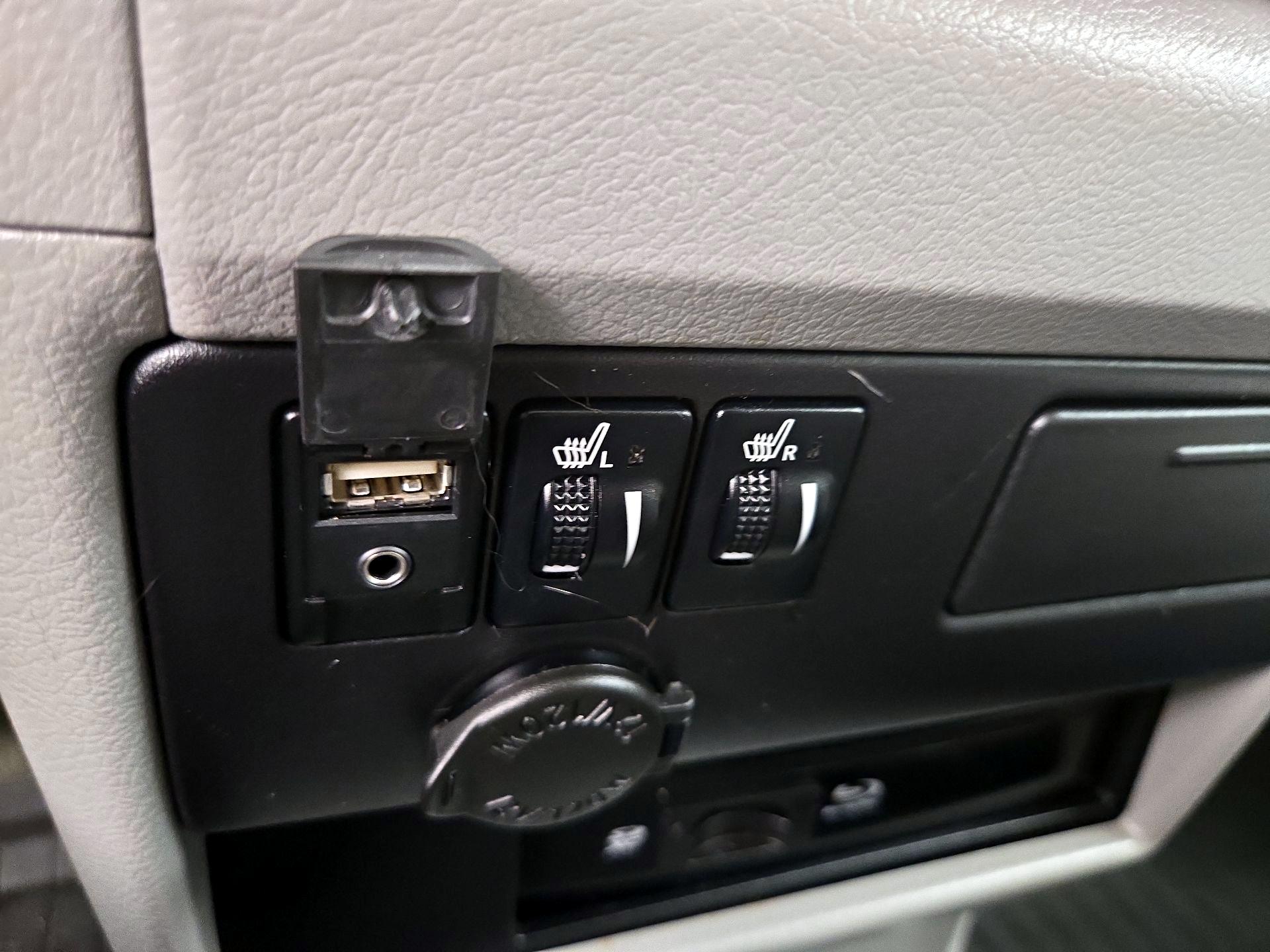 Thumbnail: 2017 Toyota Sienna - 18