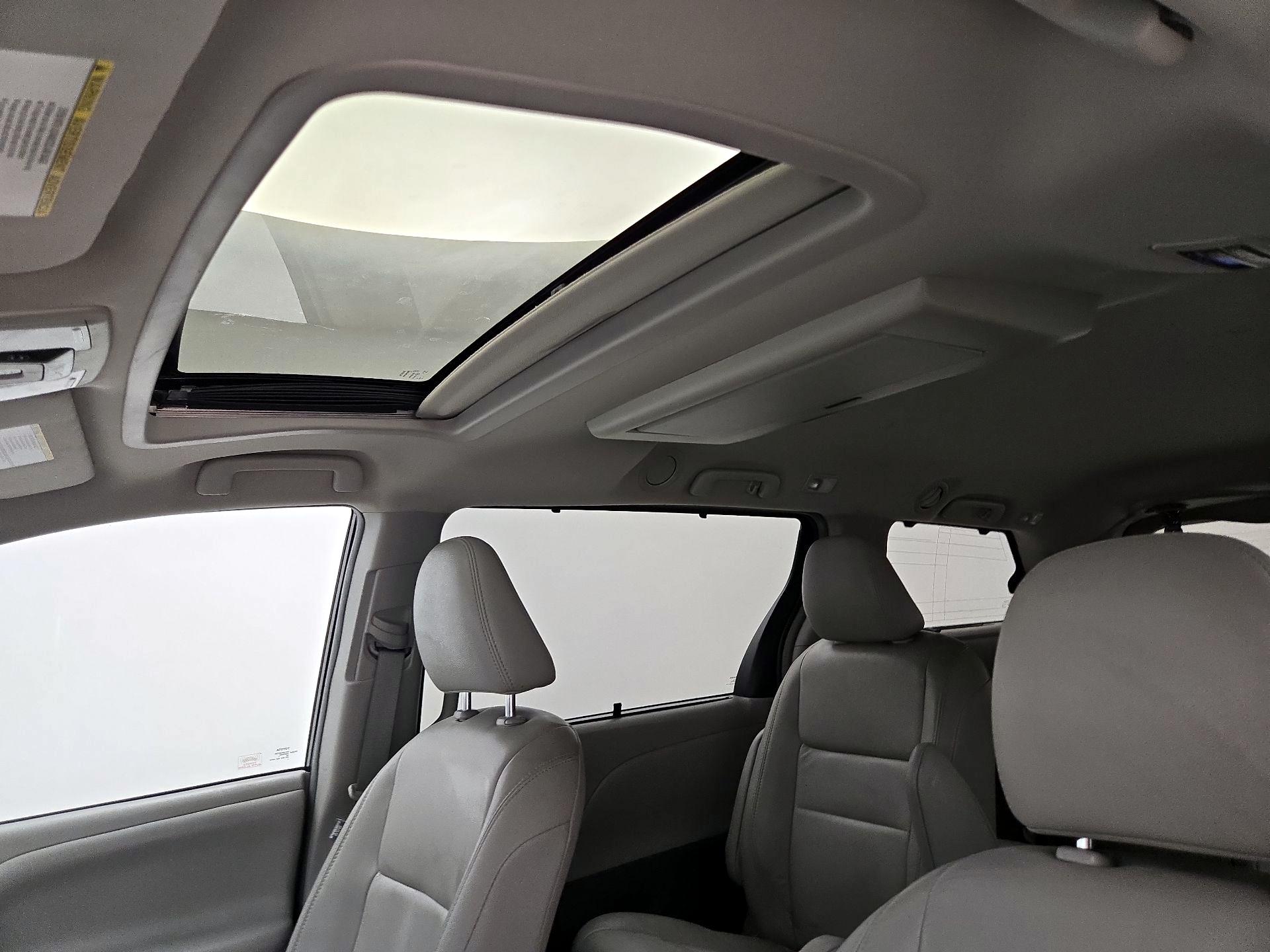 Thumbnail: 2017 Toyota Sienna - 19