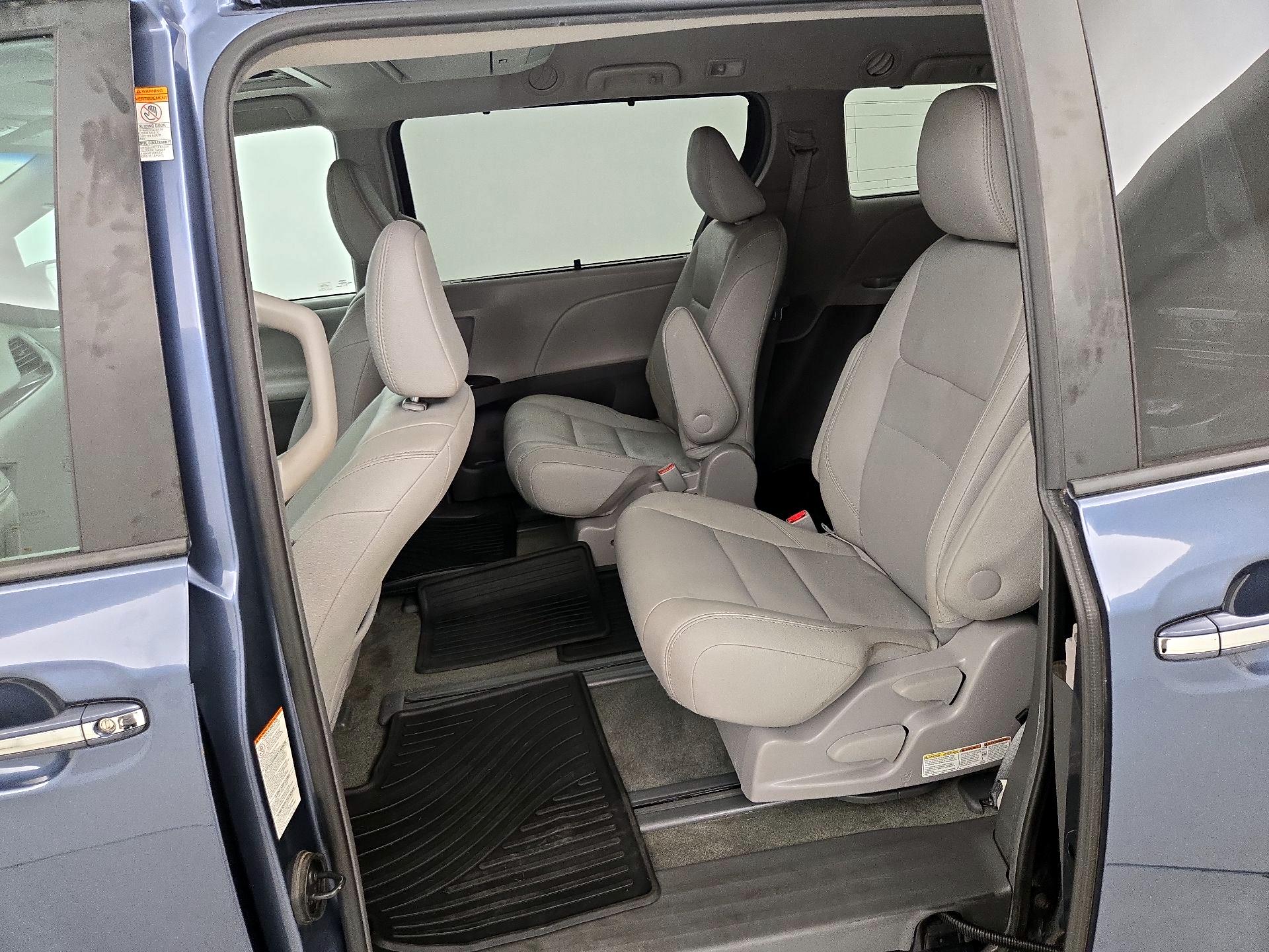 Thumbnail: 2017 Toyota Sienna - 20