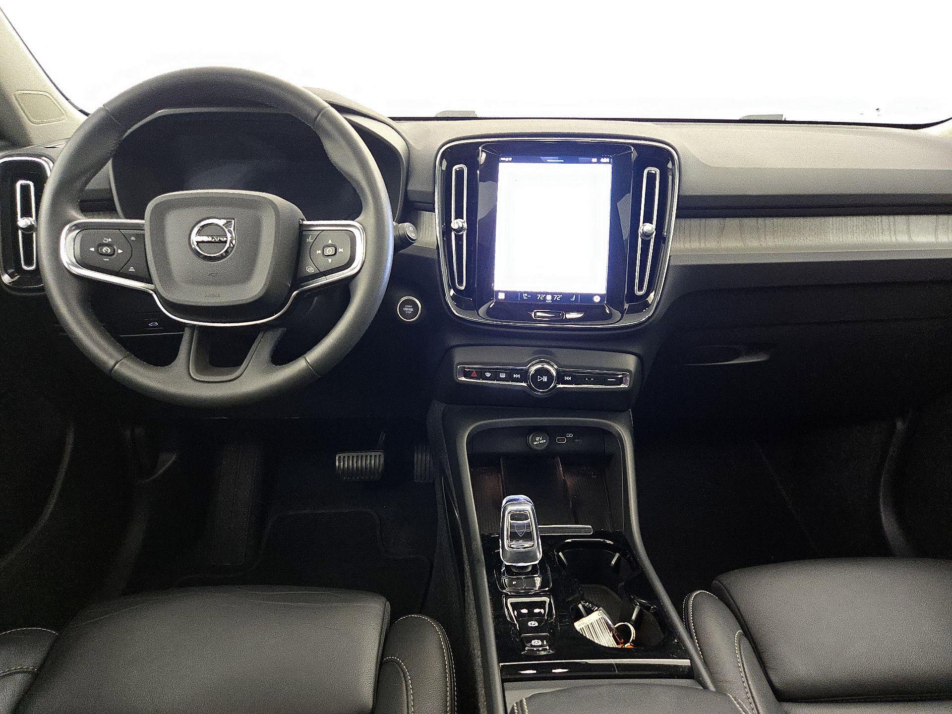 Thumbnail: 2023 Volvo XC40 - 9