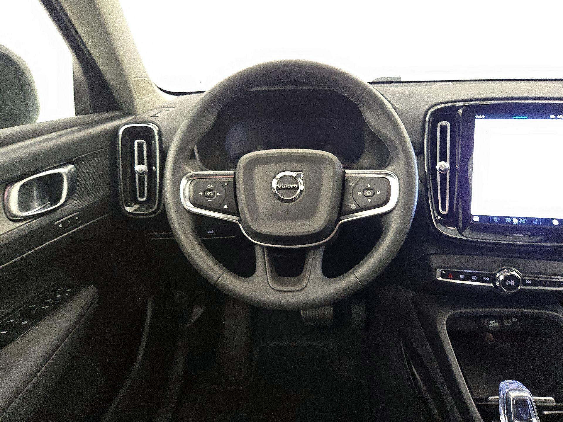 Thumbnail: 2023 Volvo XC40 - 10