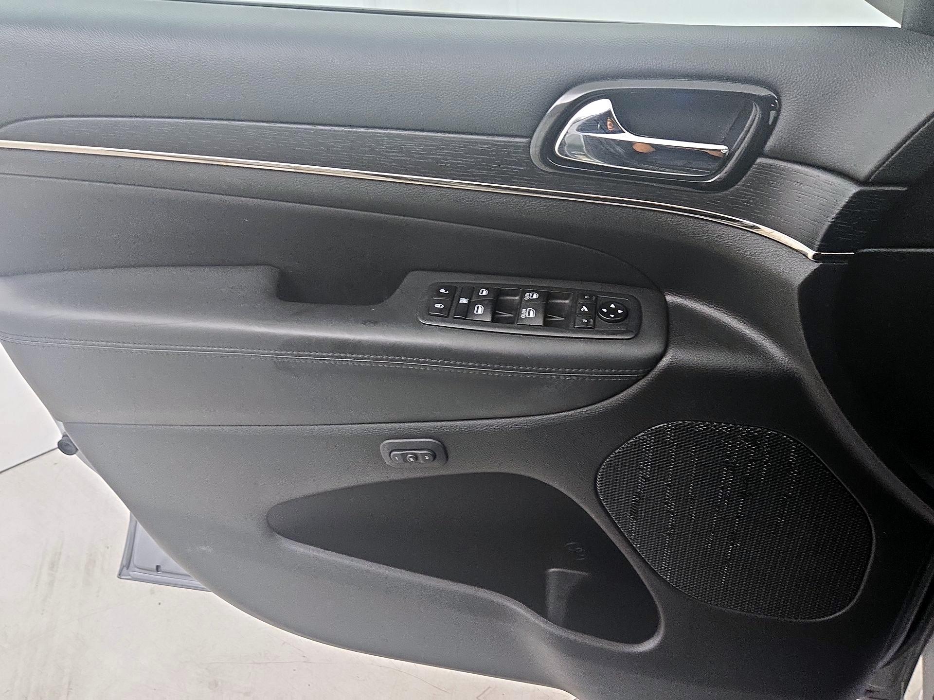 Thumbnail: 2020 Jeep Grand Cherokee - 12