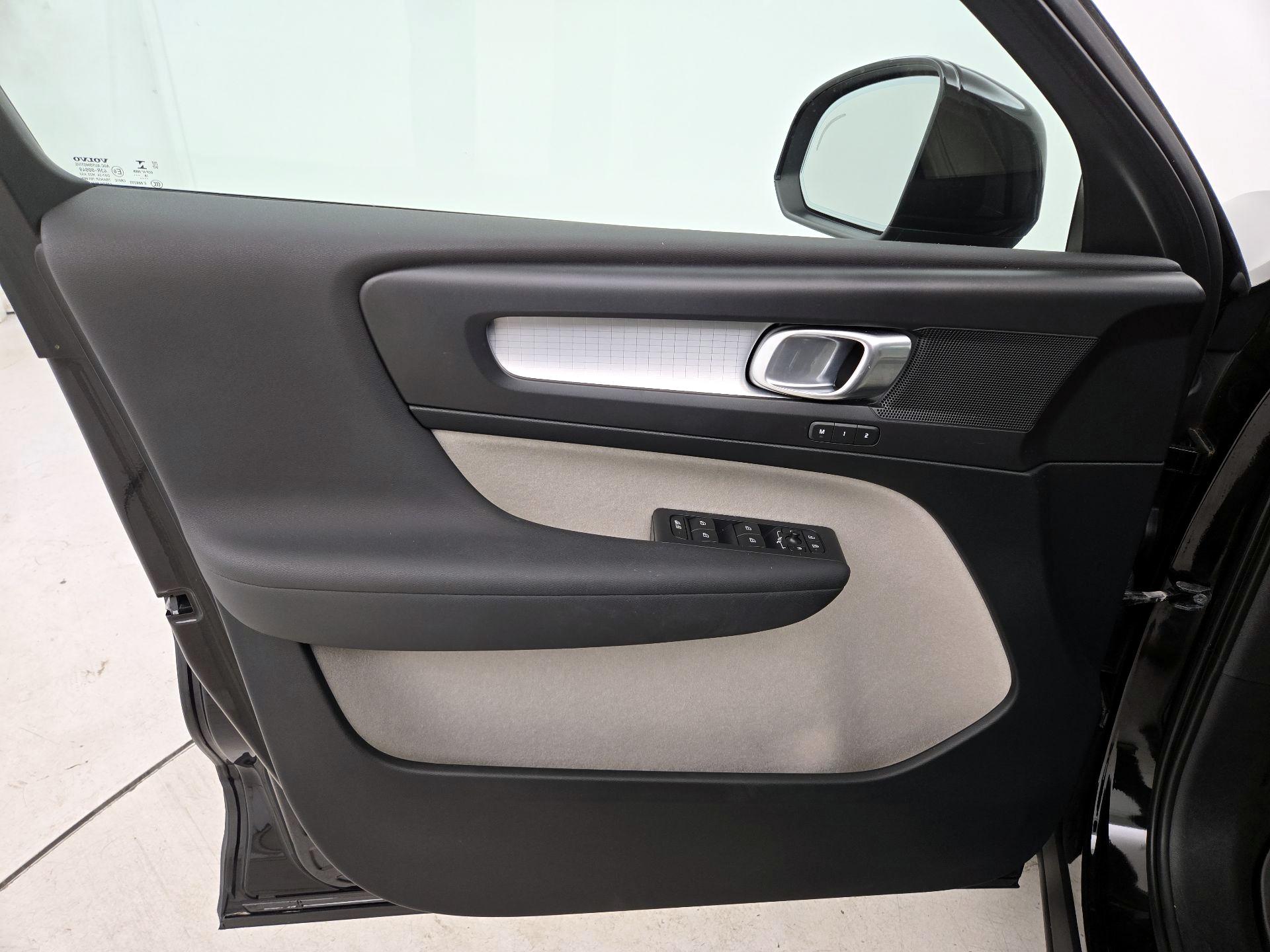 Thumbnail: 2020 Volvo XC40 - 12