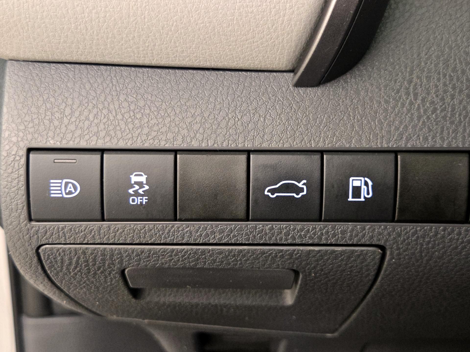 Thumbnail: 2018 Toyota Camry - 13