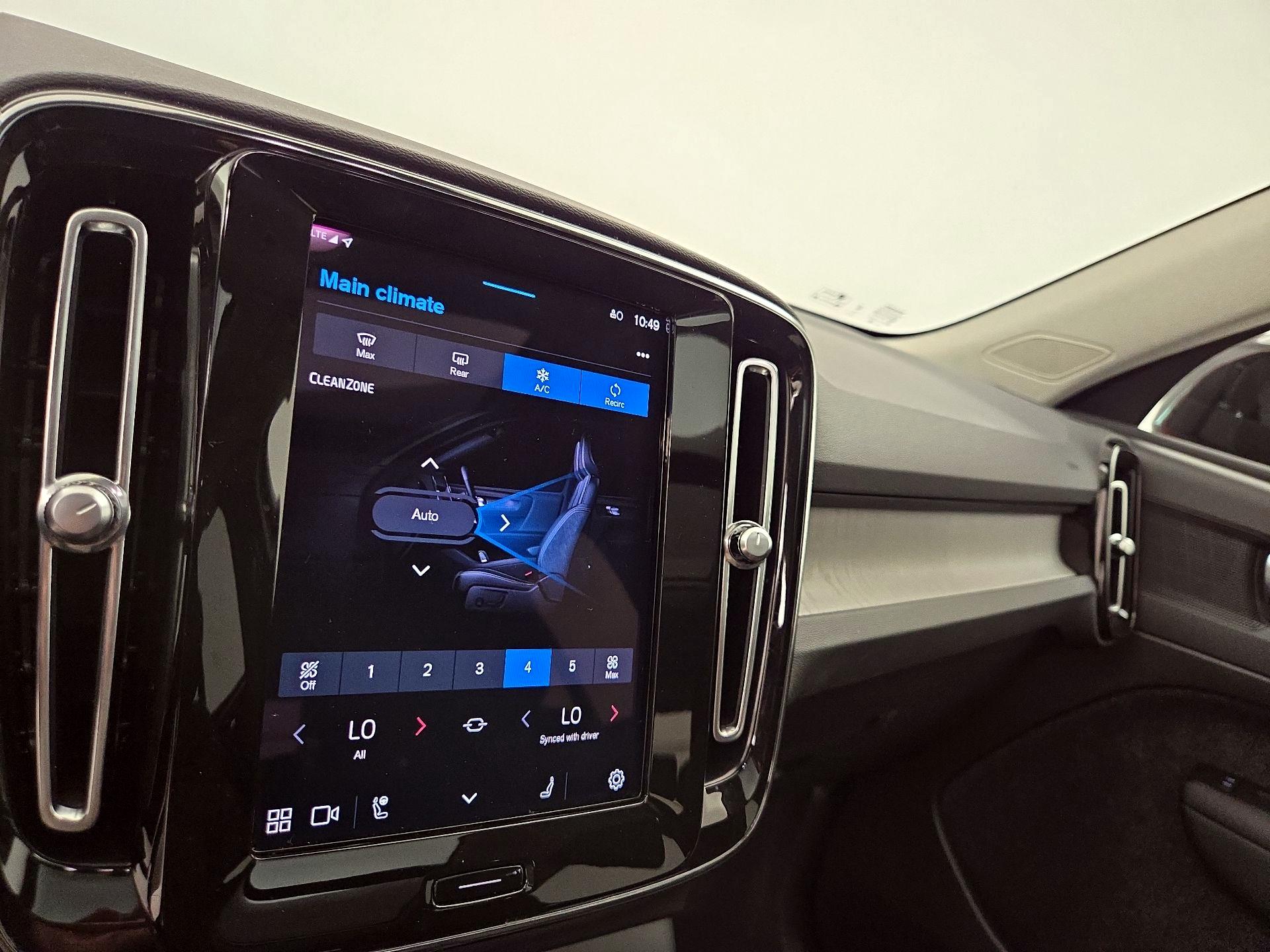 Thumbnail: 2023 Volvo XC40 - 17