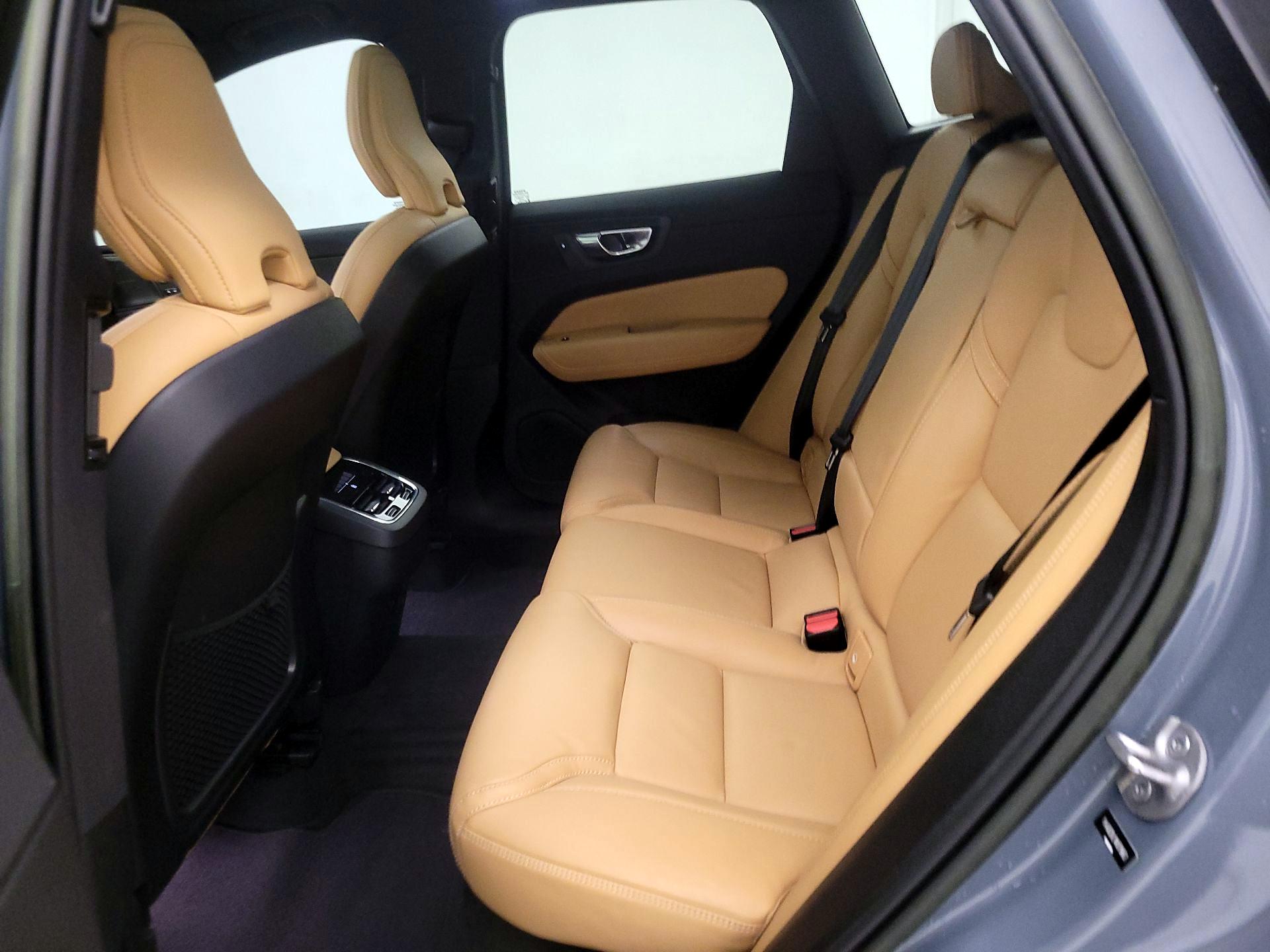 Thumbnail: 2022 Volvo XC60 - 18