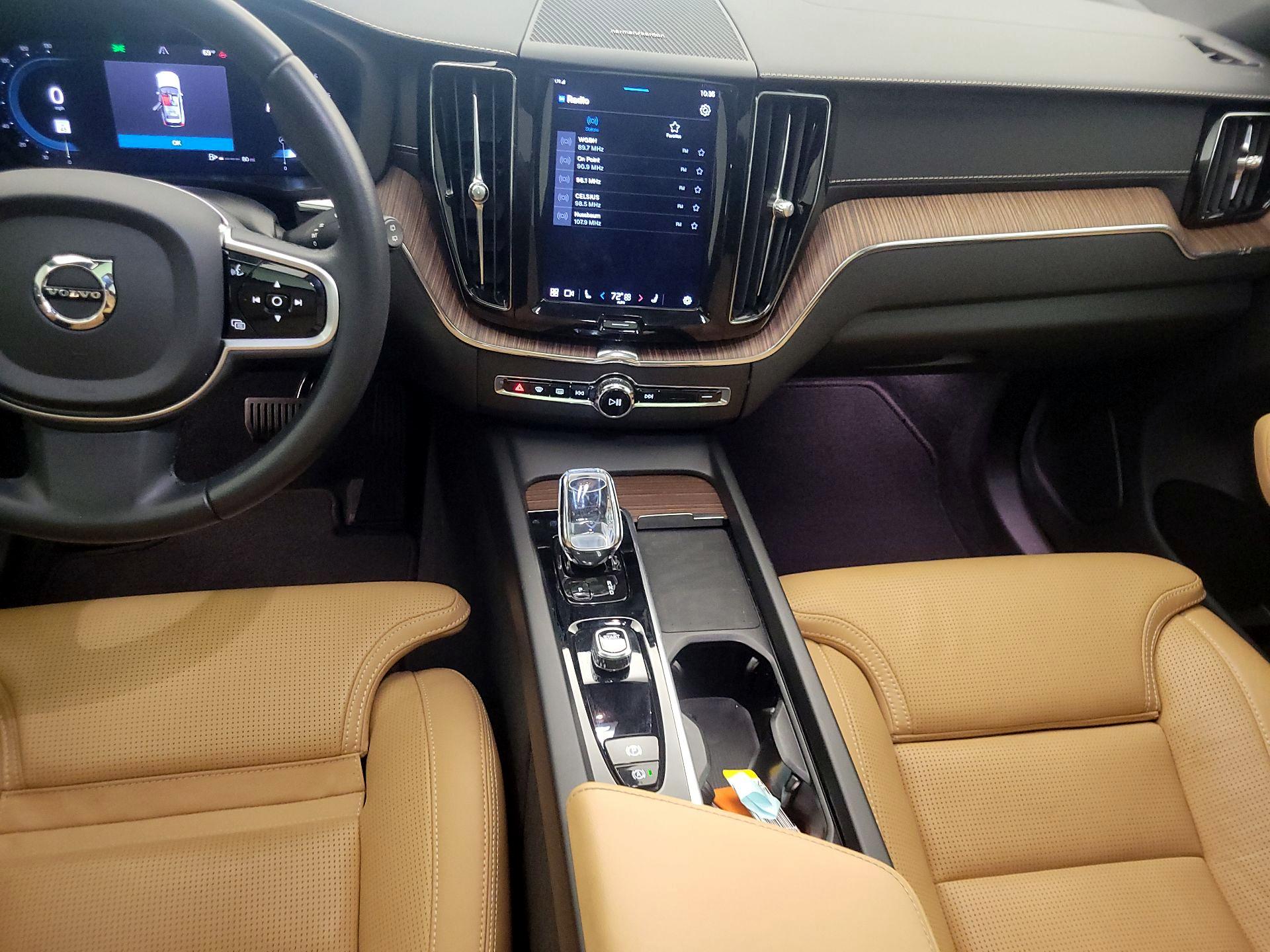 Thumbnail: 2022 Volvo XC60 - 8