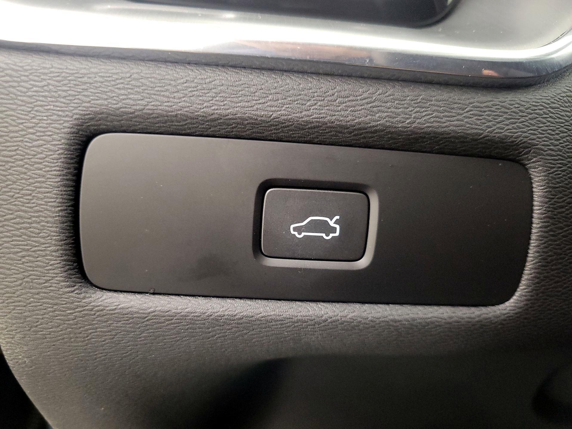 Thumbnail: 2023 Volvo XC60 - 13