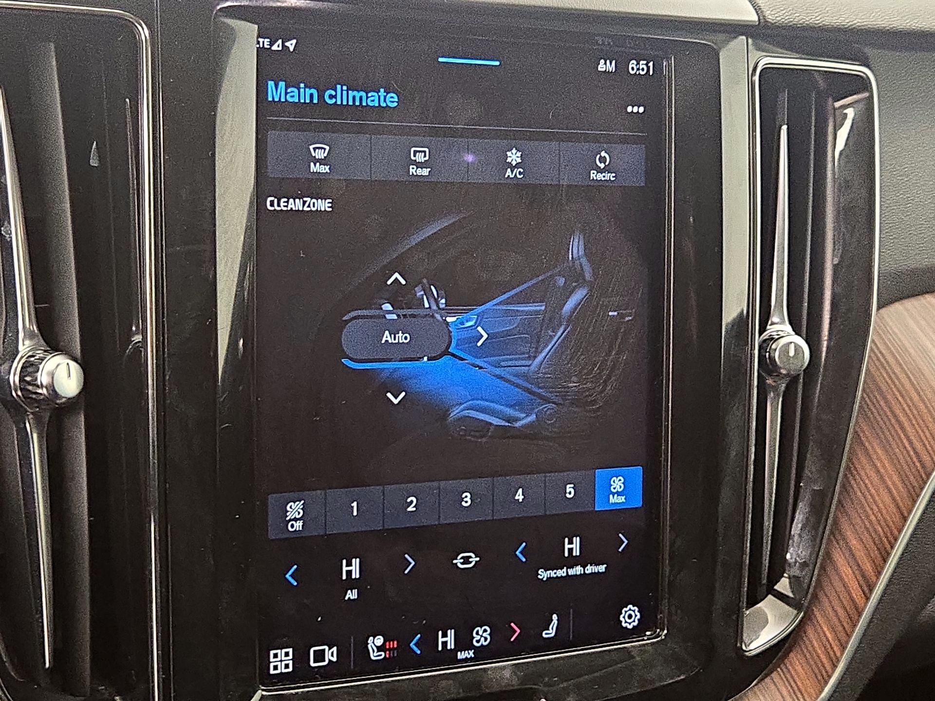 Thumbnail: 2022 Volvo XC60 - 17