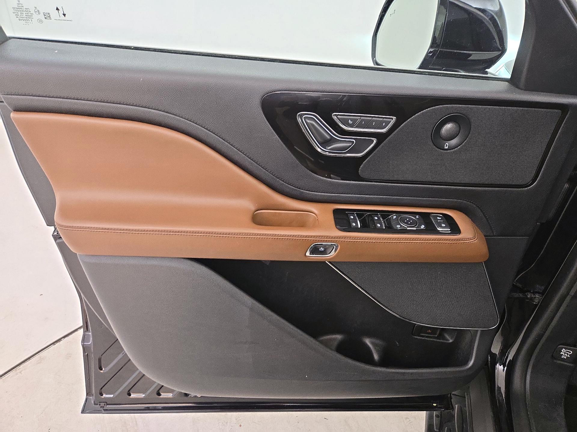 Thumbnail: 2022 Lincoln Aviator - 12
