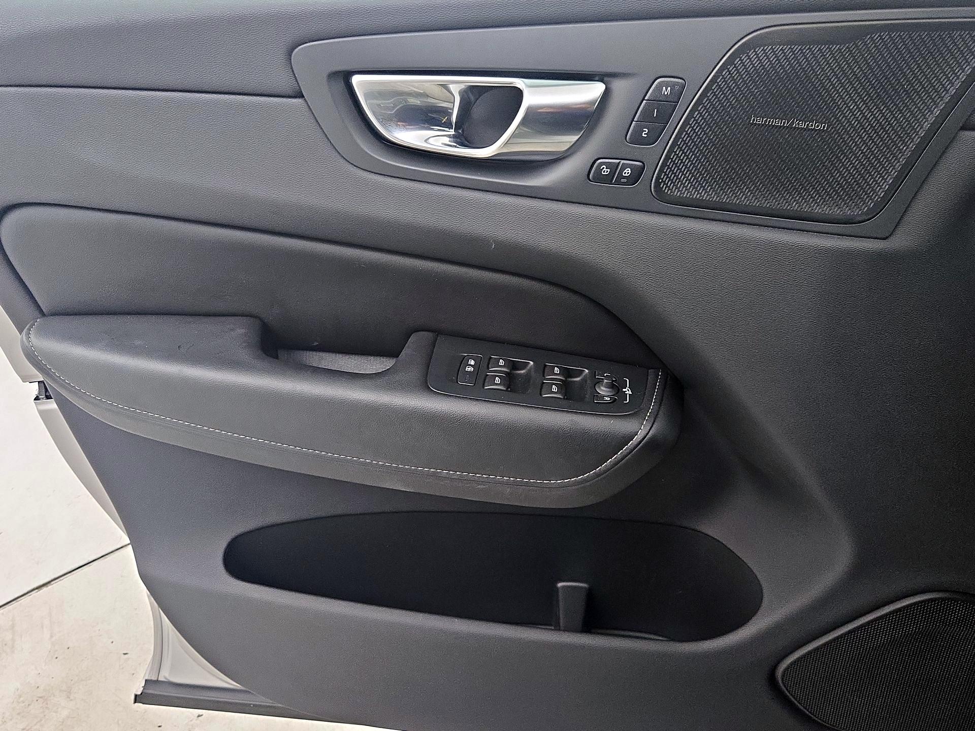 Thumbnail: 2022 Volvo XC60 - 12