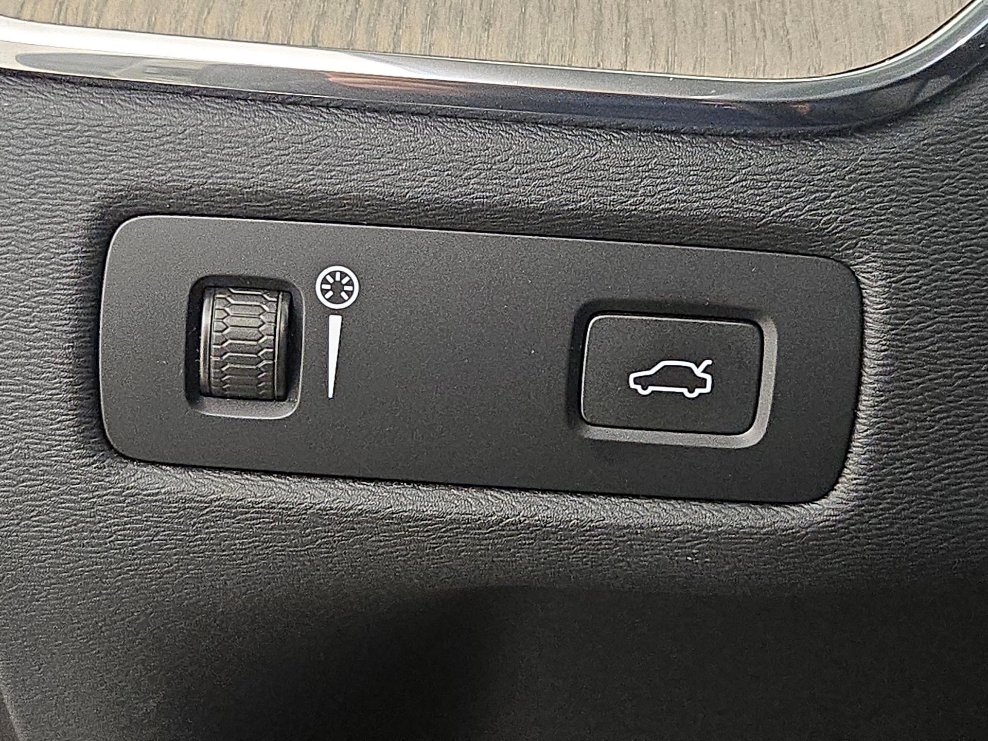 Thumbnail: 2022 Volvo XC60 - 13