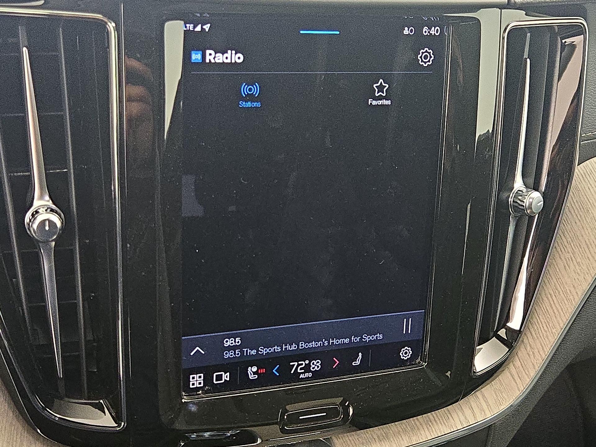 Thumbnail: 2022 Volvo XC60 - 16