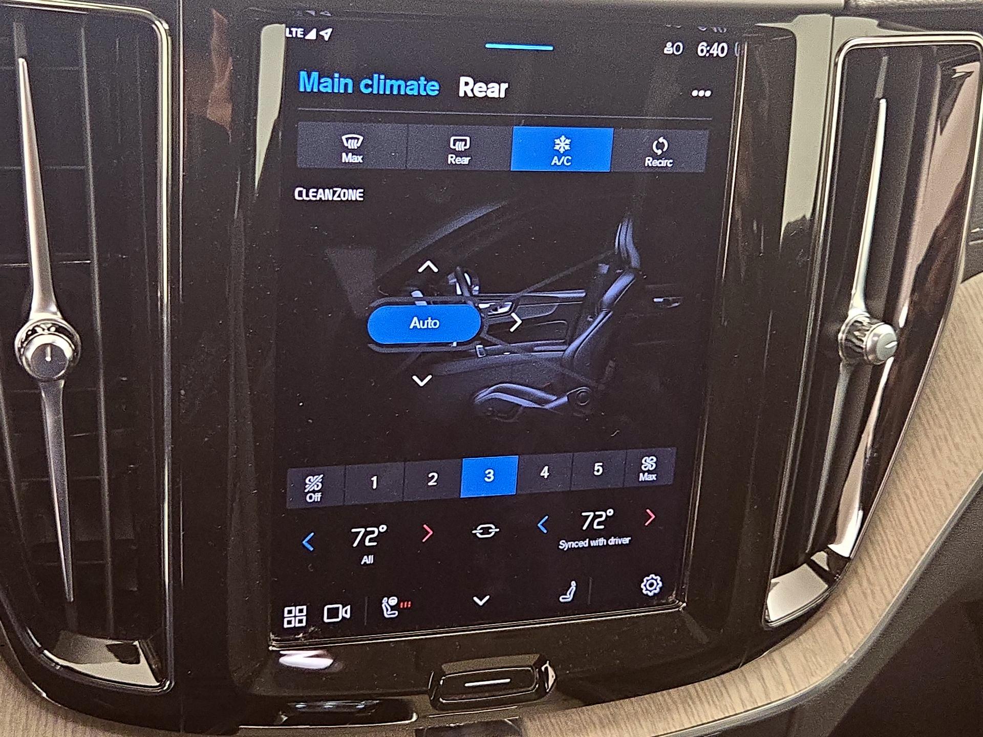 Thumbnail: 2022 Volvo XC60 - 17