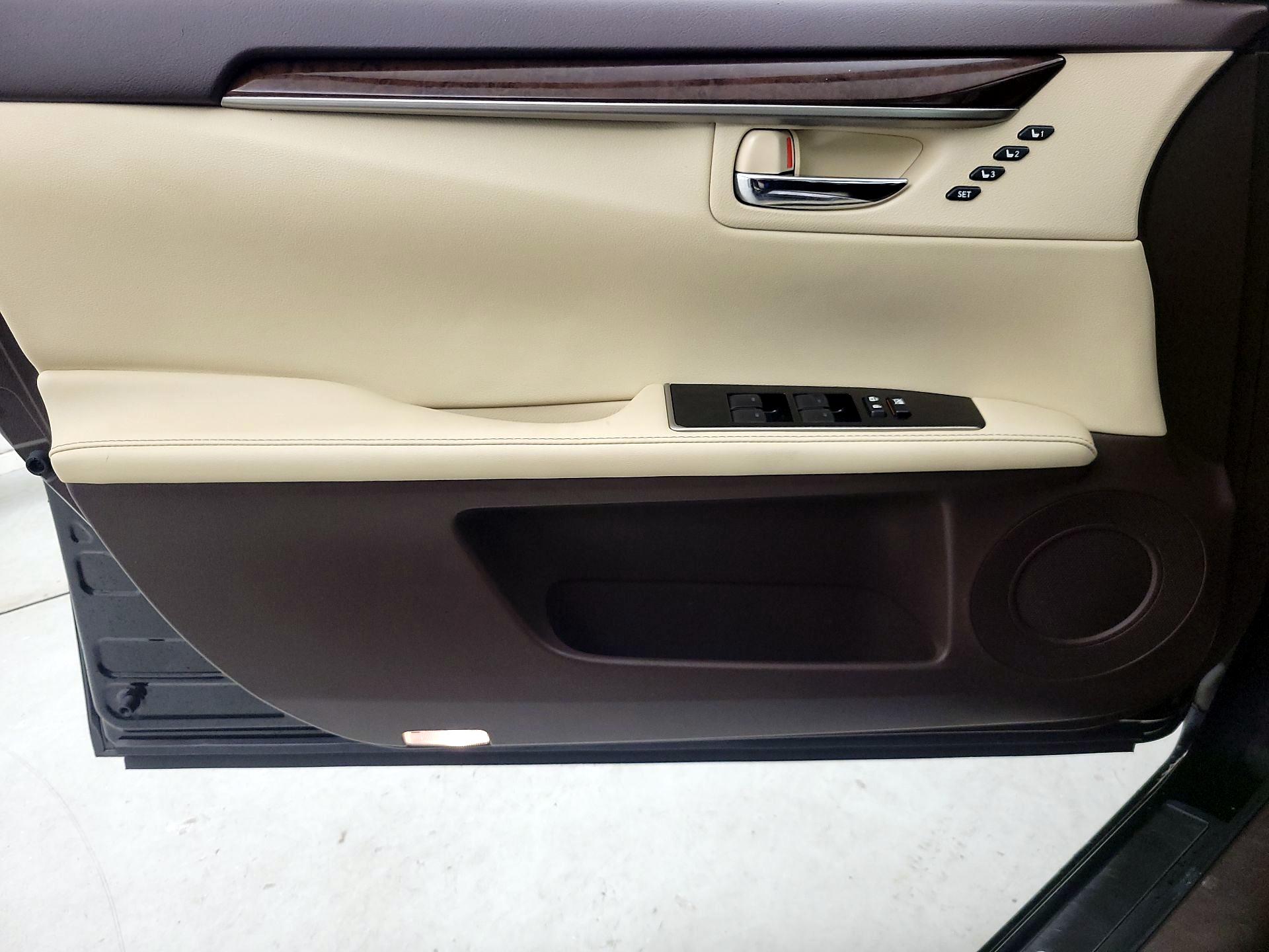 Thumbnail: 2018 Lexus ES - 12