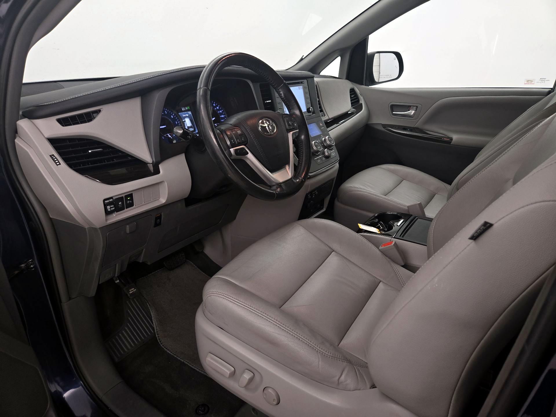 Thumbnail: 2018 Toyota Sienna - 11