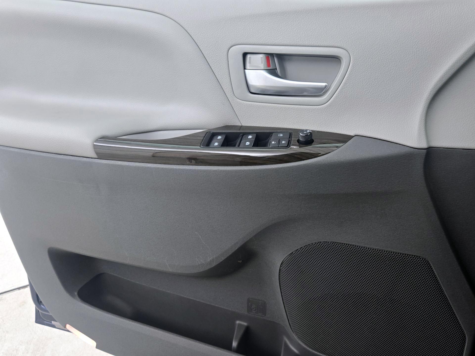 Thumbnail: 2018 Toyota Sienna - 12