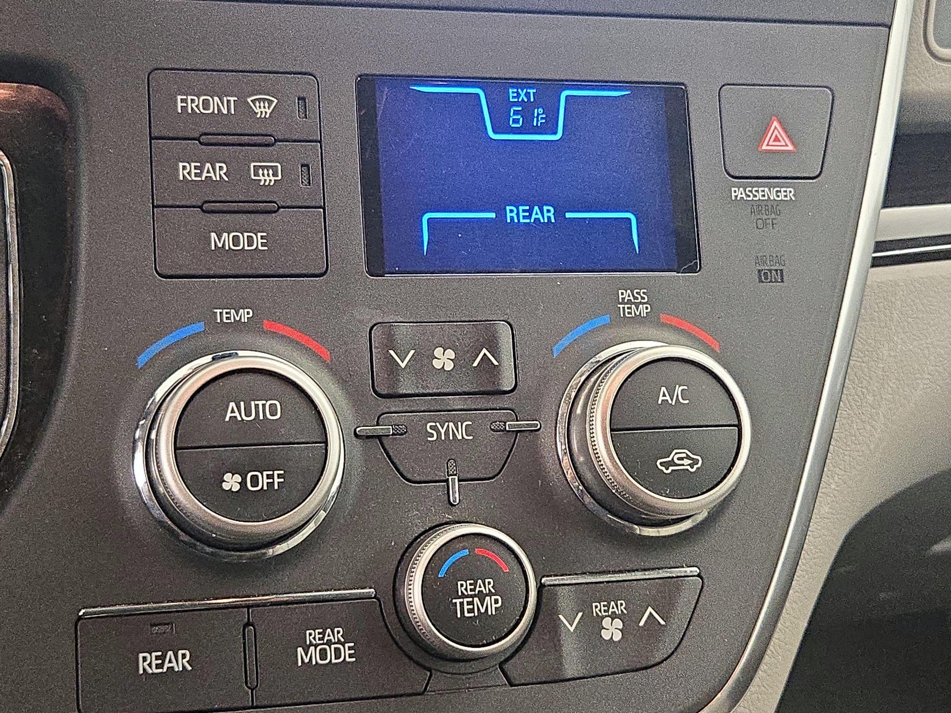 Thumbnail: 2018 Toyota Sienna - 17