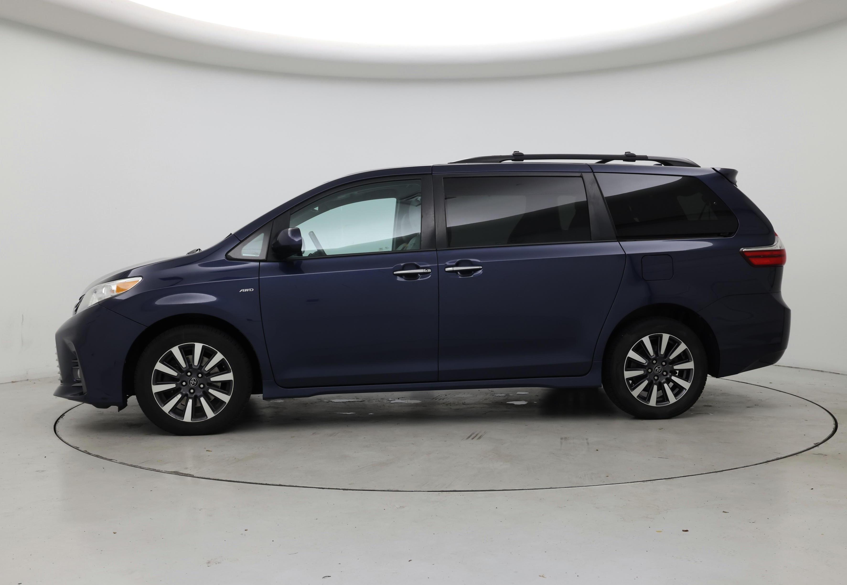 Thumbnail: 2018 Toyota Sienna - 3