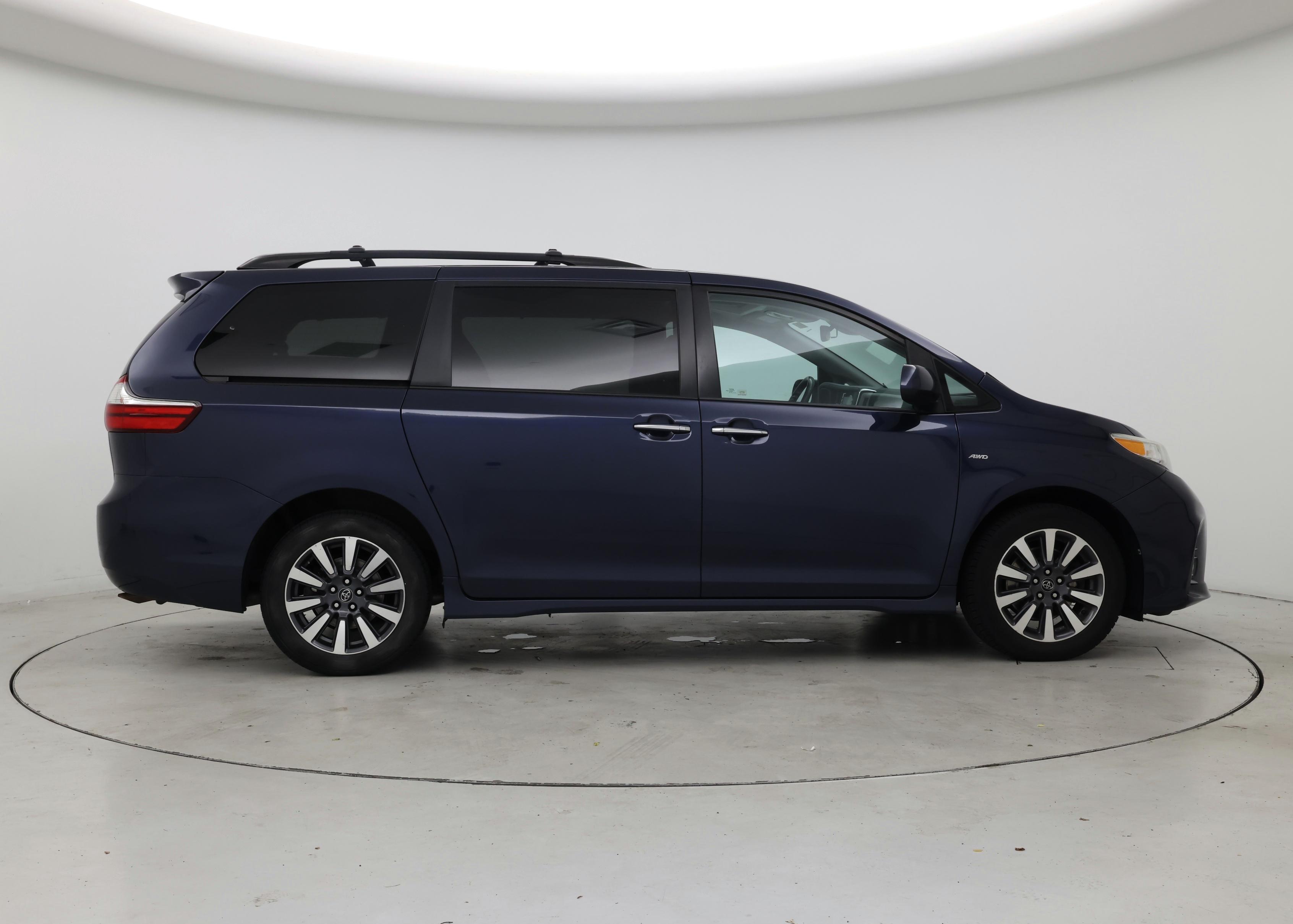 Thumbnail: 2018 Toyota Sienna - 7