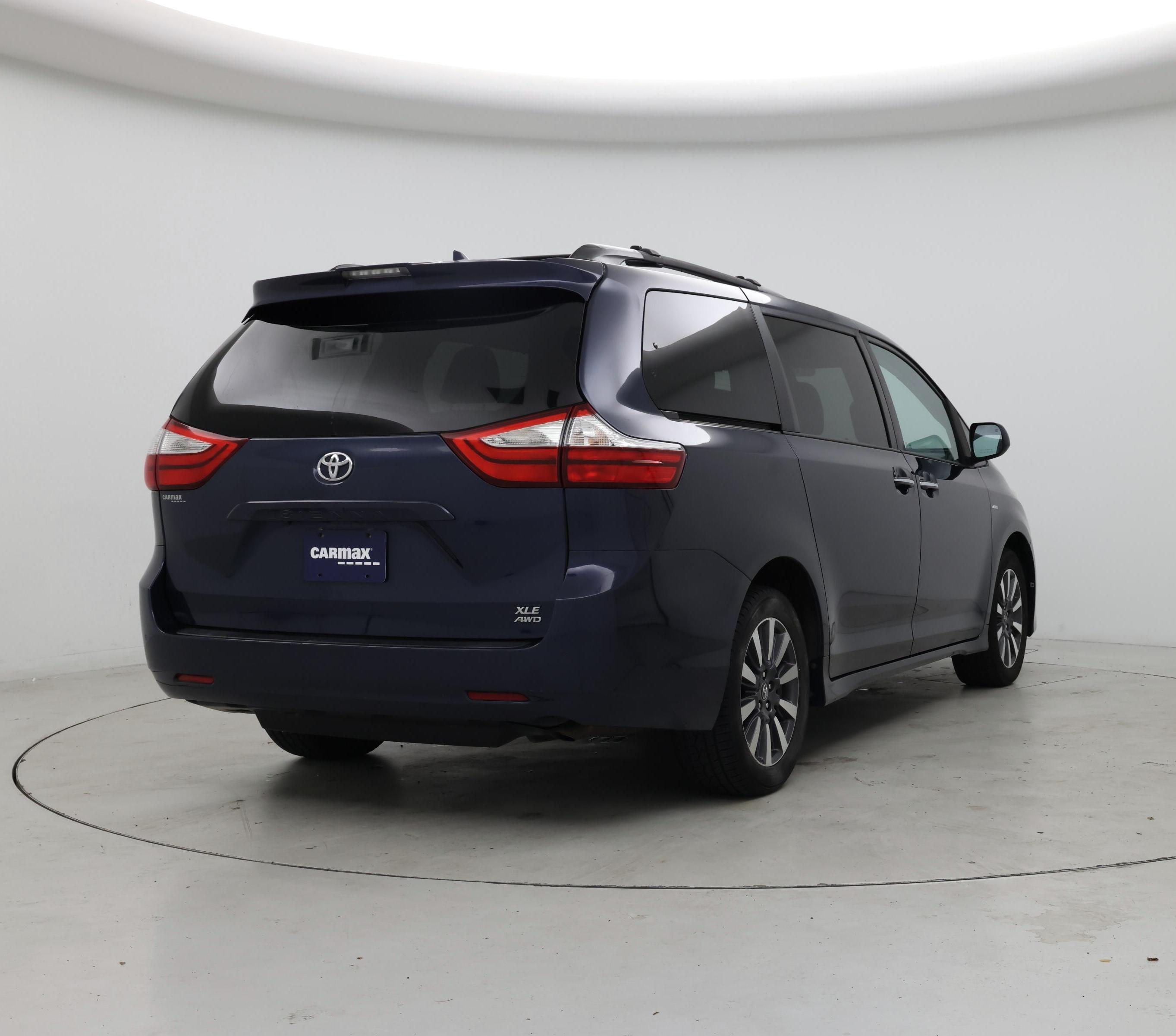Thumbnail: 2018 Toyota Sienna - 8