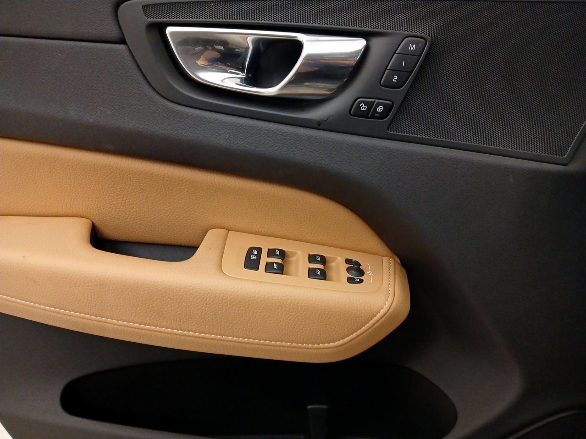 Thumbnail: 2020 Volvo XC60 - 12
