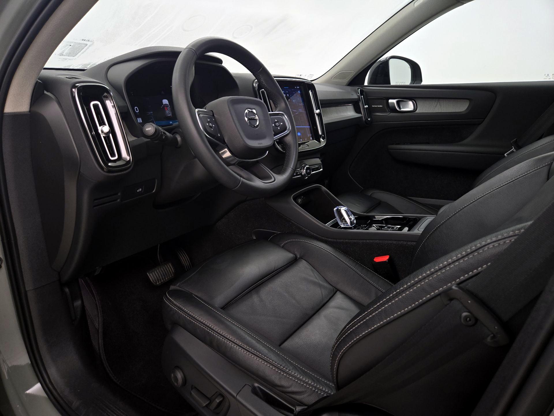 Thumbnail: 2023 Volvo XC40 - 11