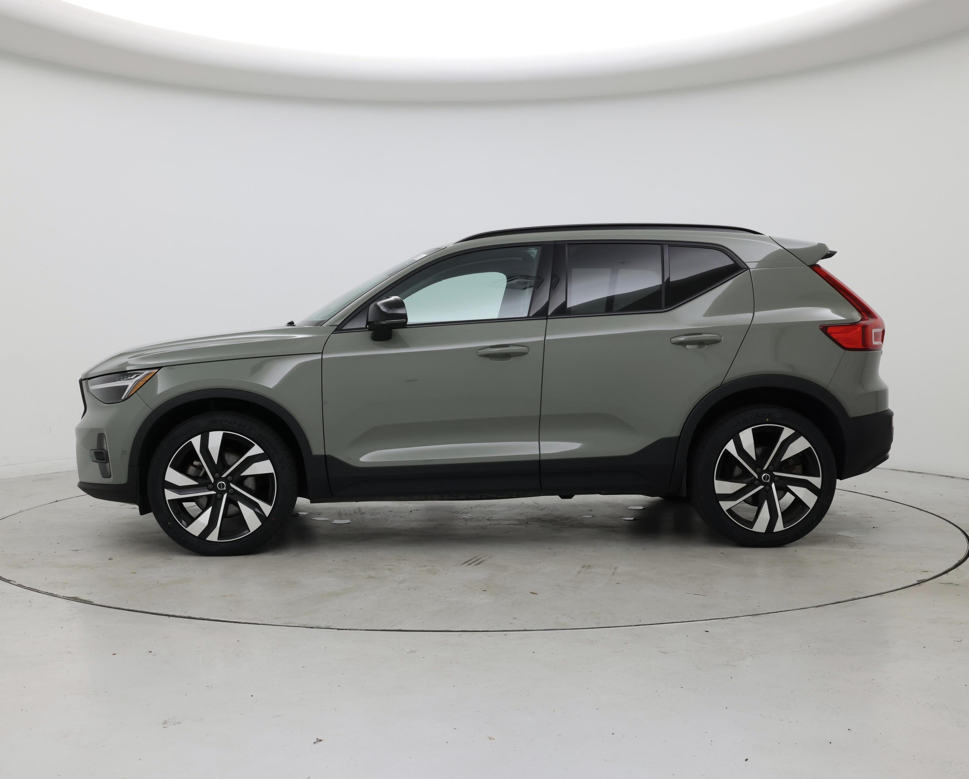 Thumbnail: 2023 Volvo XC40 - 3
