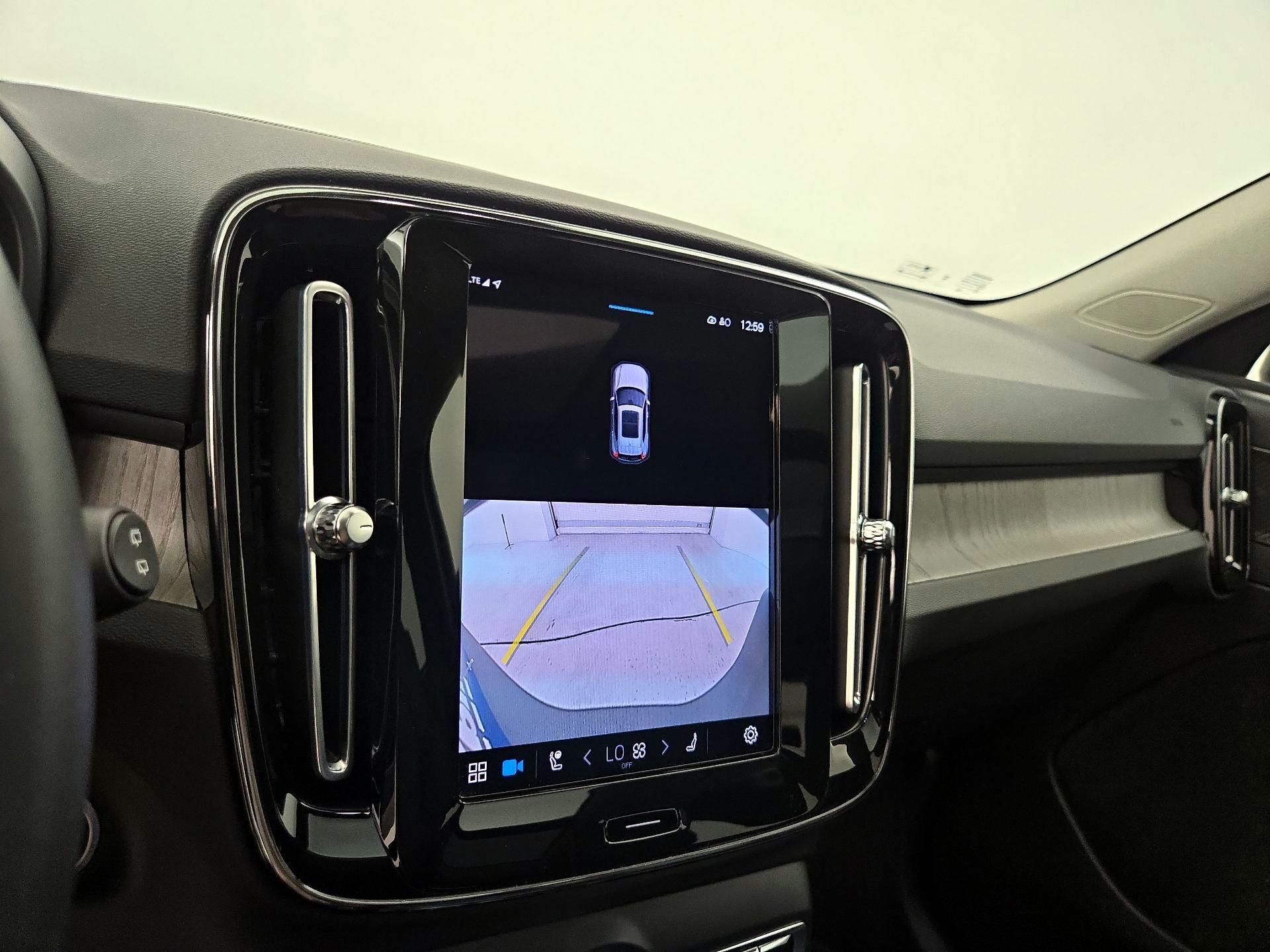 Thumbnail: 2023 Volvo XC40 - 15