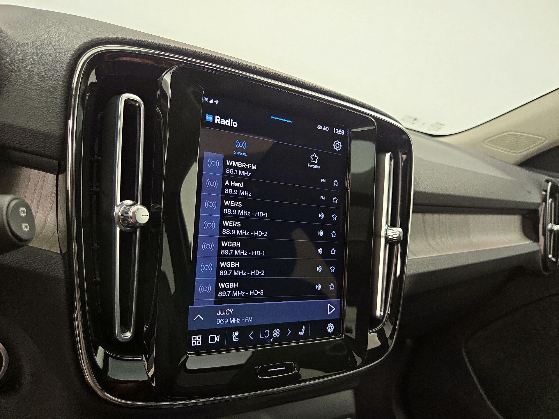 Thumbnail: 2023 Volvo XC40 - 16