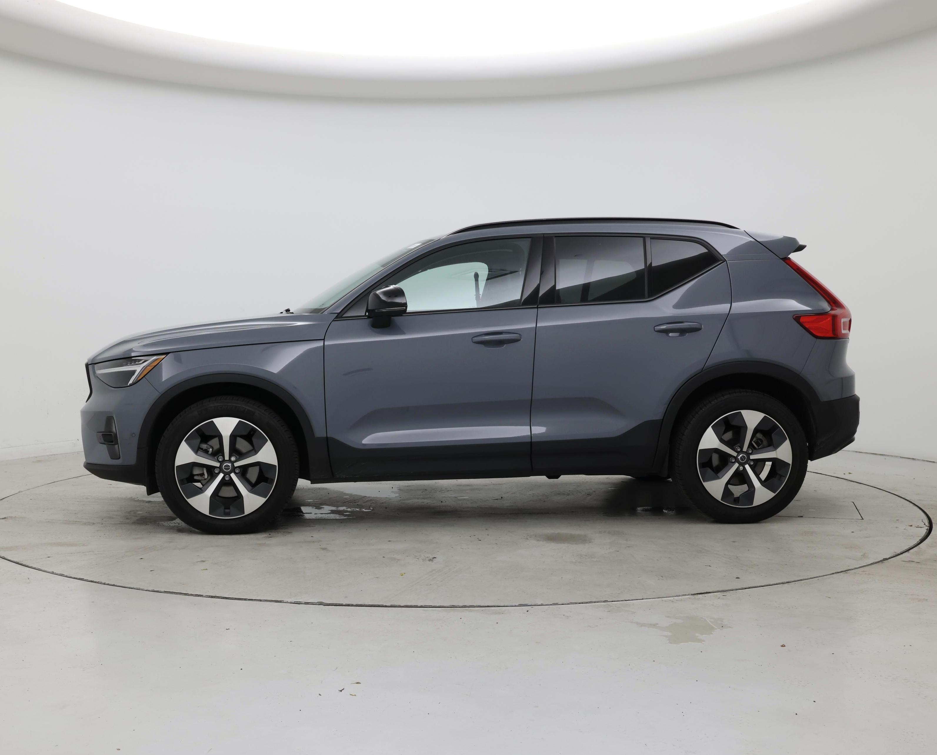 Thumbnail: 2023 Volvo XC40 - 3