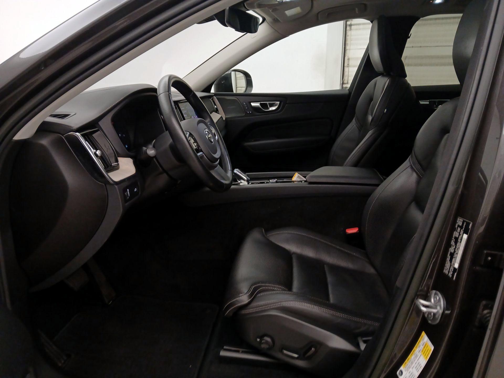 Thumbnail: 2022 Volvo XC60 - 11