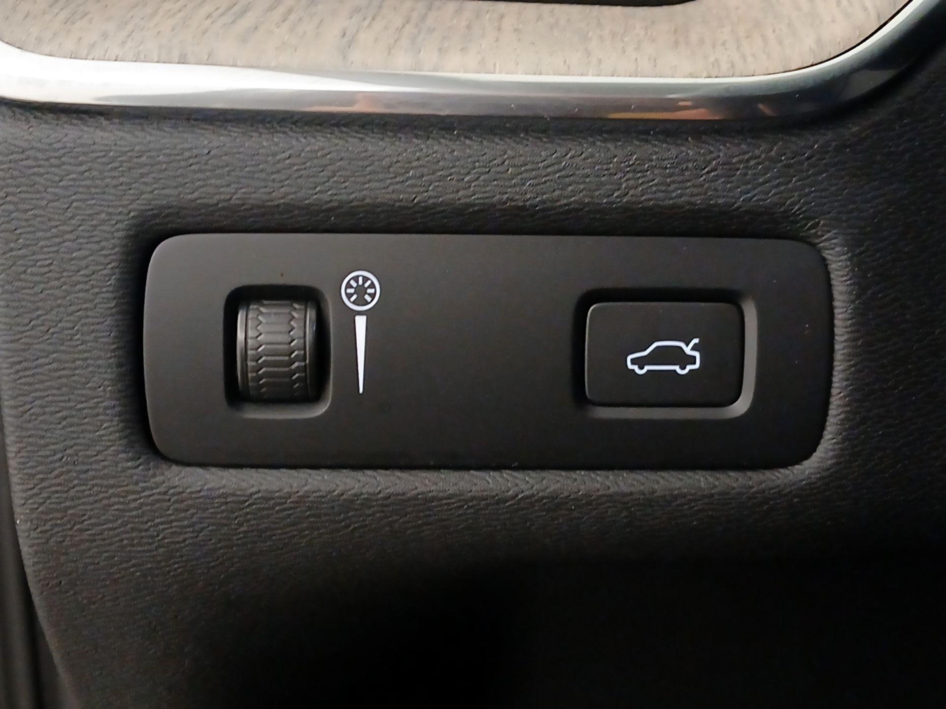 Thumbnail: 2022 Volvo XC60 - 13