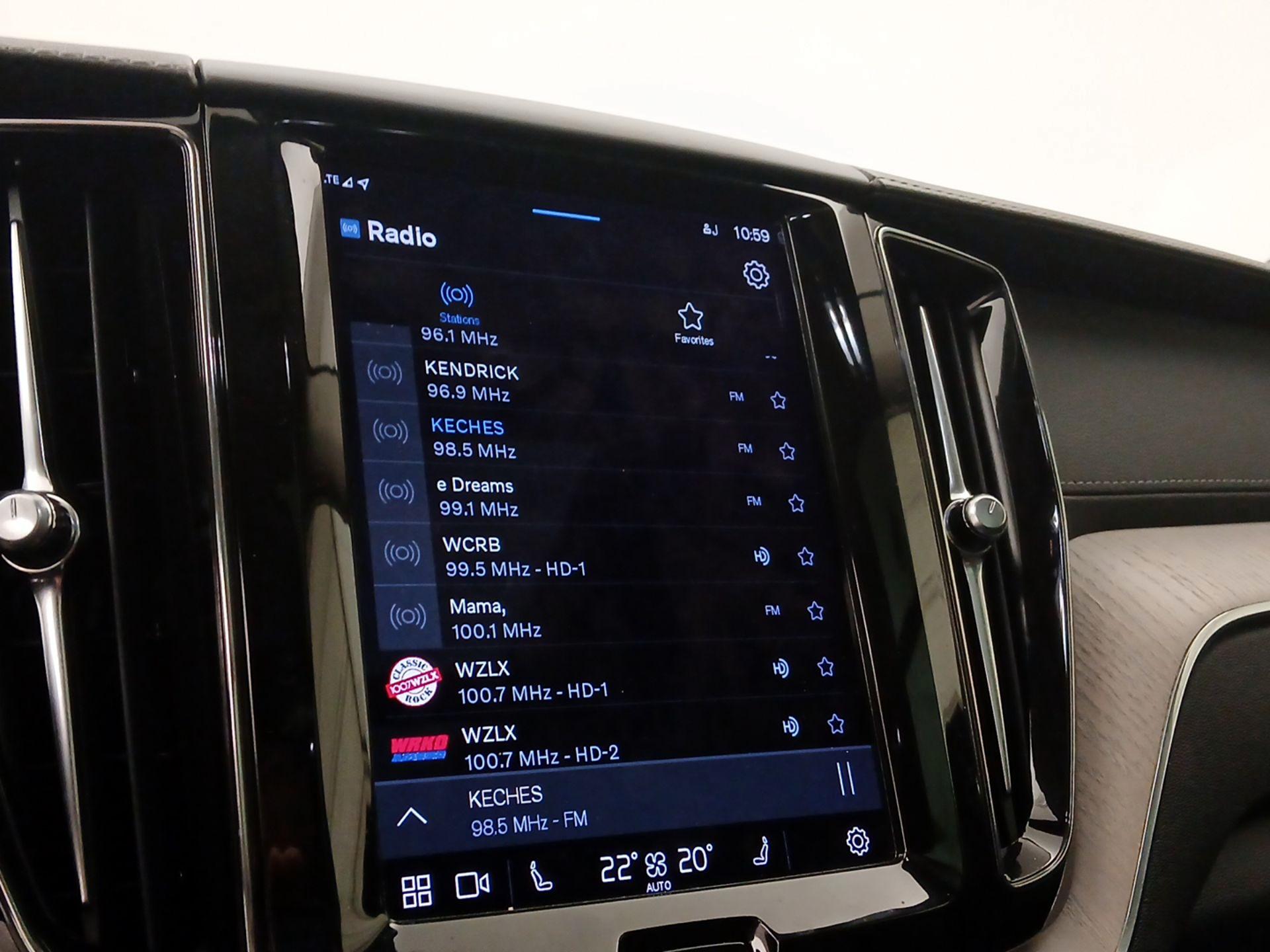Thumbnail: 2022 Volvo XC60 - 15