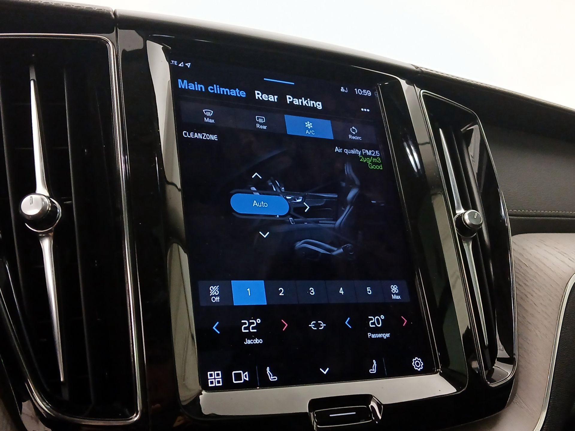 Thumbnail: 2022 Volvo XC60 - 16