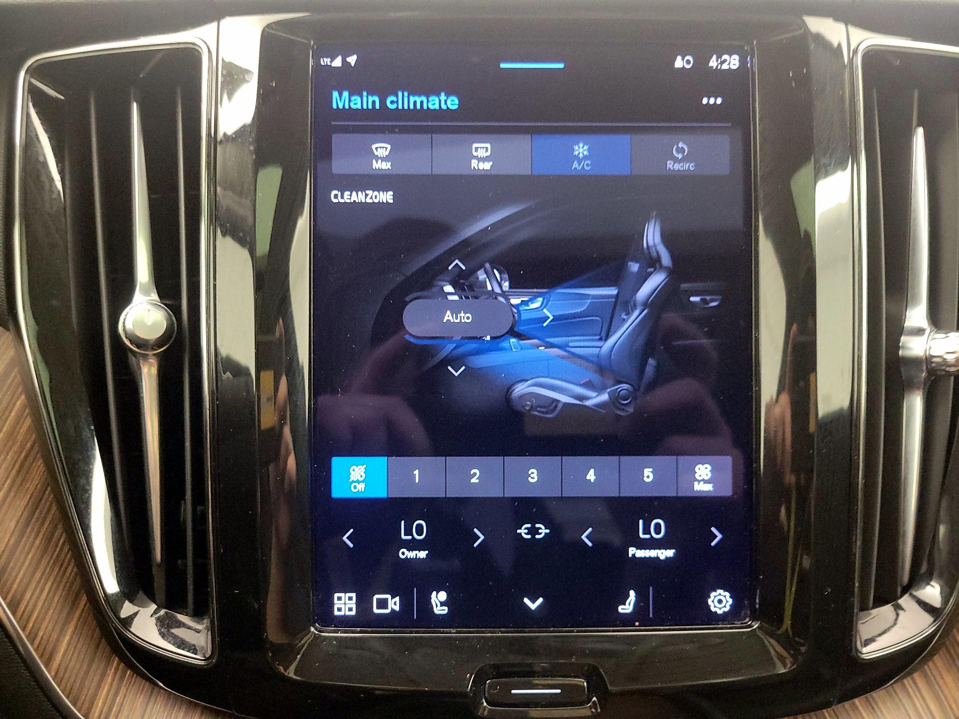 Thumbnail: 2022 Volvo XC60 - 17