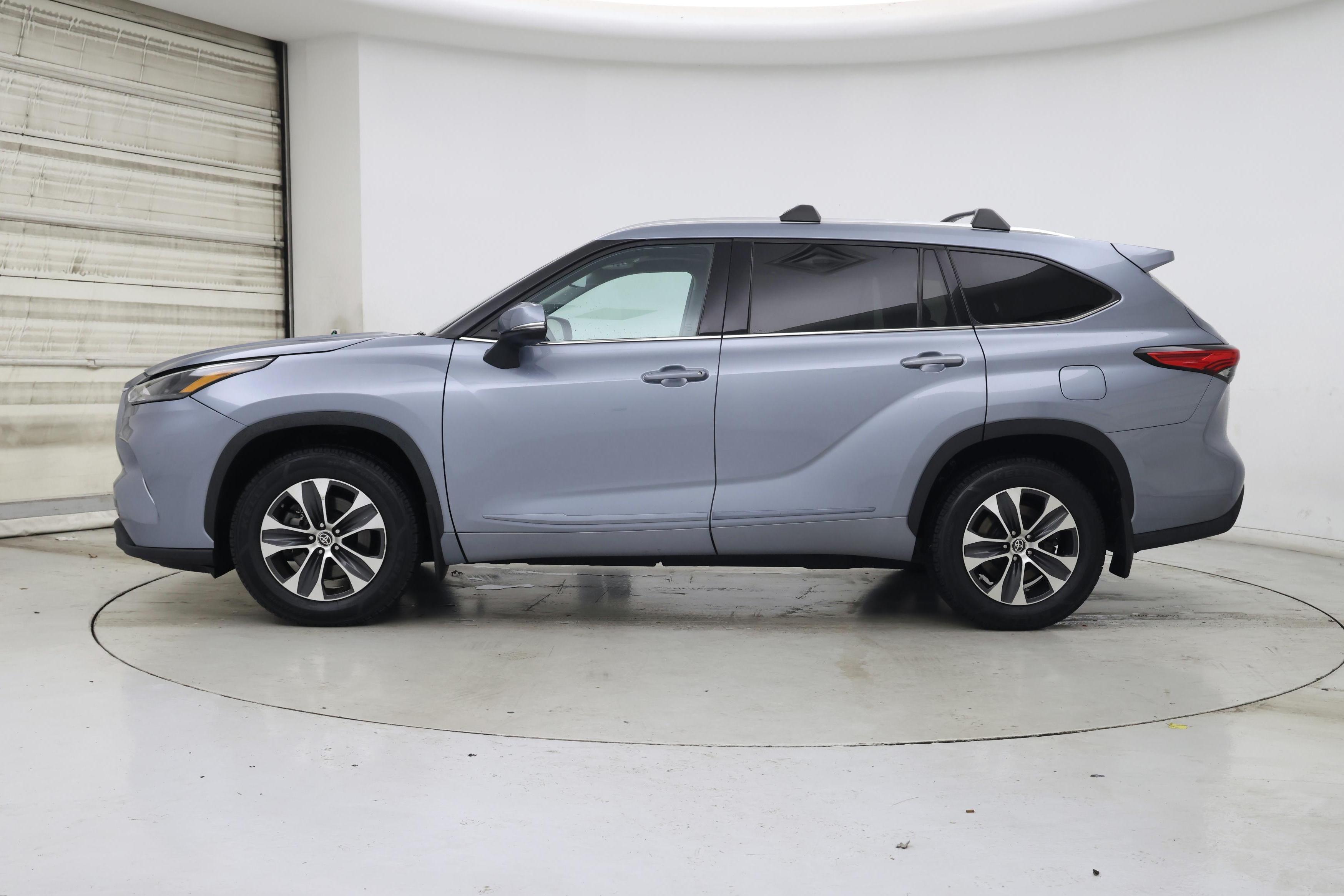 Thumbnail: 2021 Toyota Highlander - 3