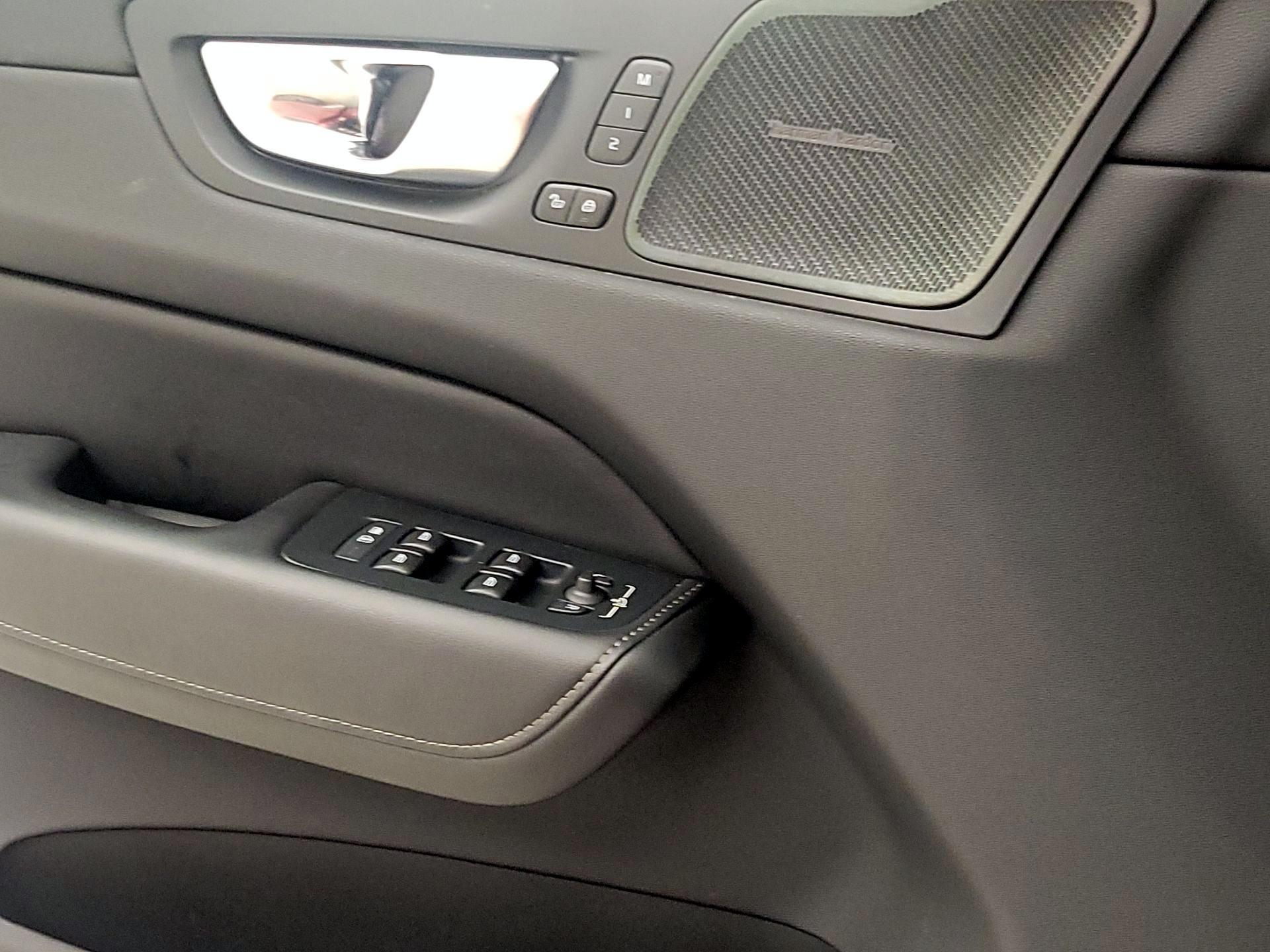 Thumbnail: 2022 Volvo XC60 - 12